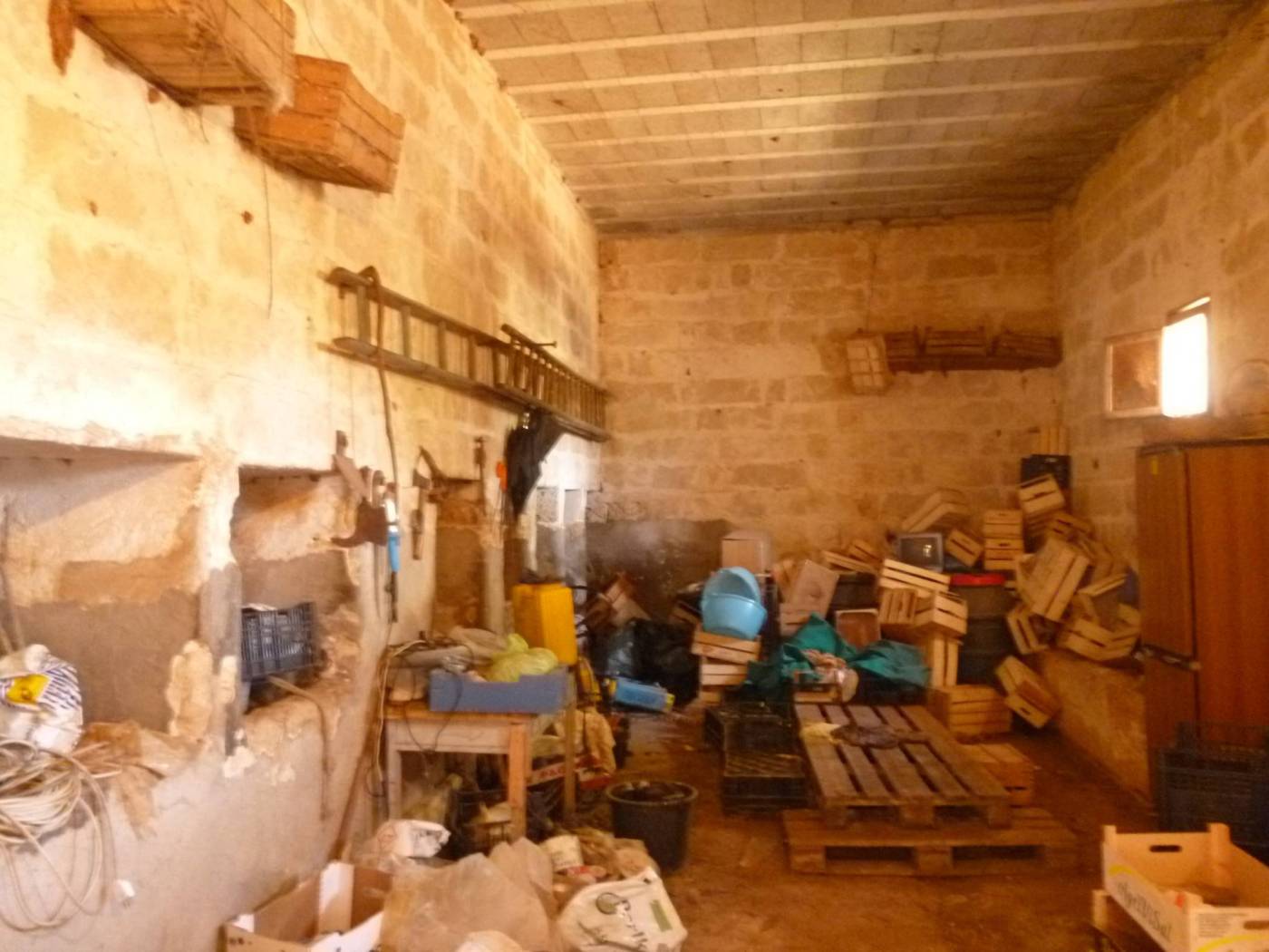 Stalla con mangiatoie