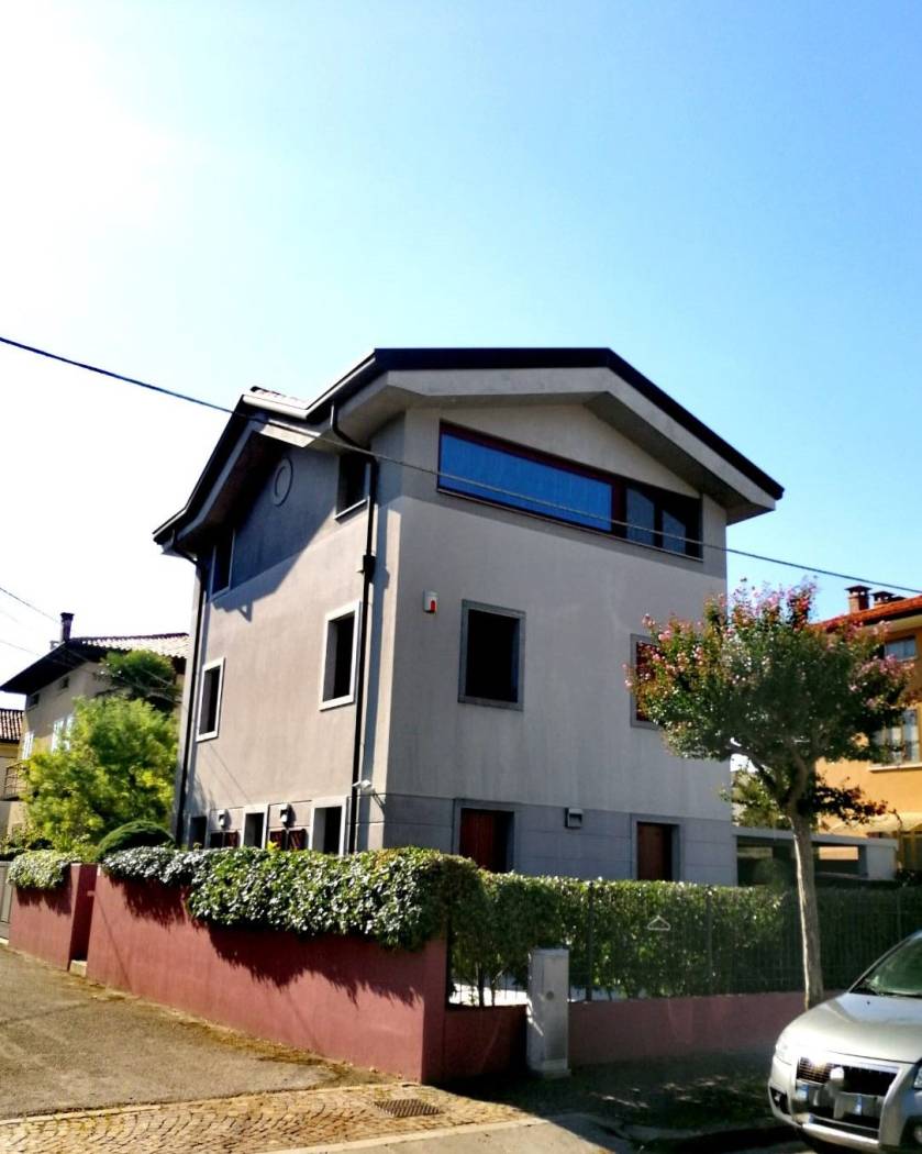 In via Bixio, in zona residenziale vicina al Parco Moretti, villa indipendente recentemente ristrutturata su 3 livelli: salone, cucina abitabile, 