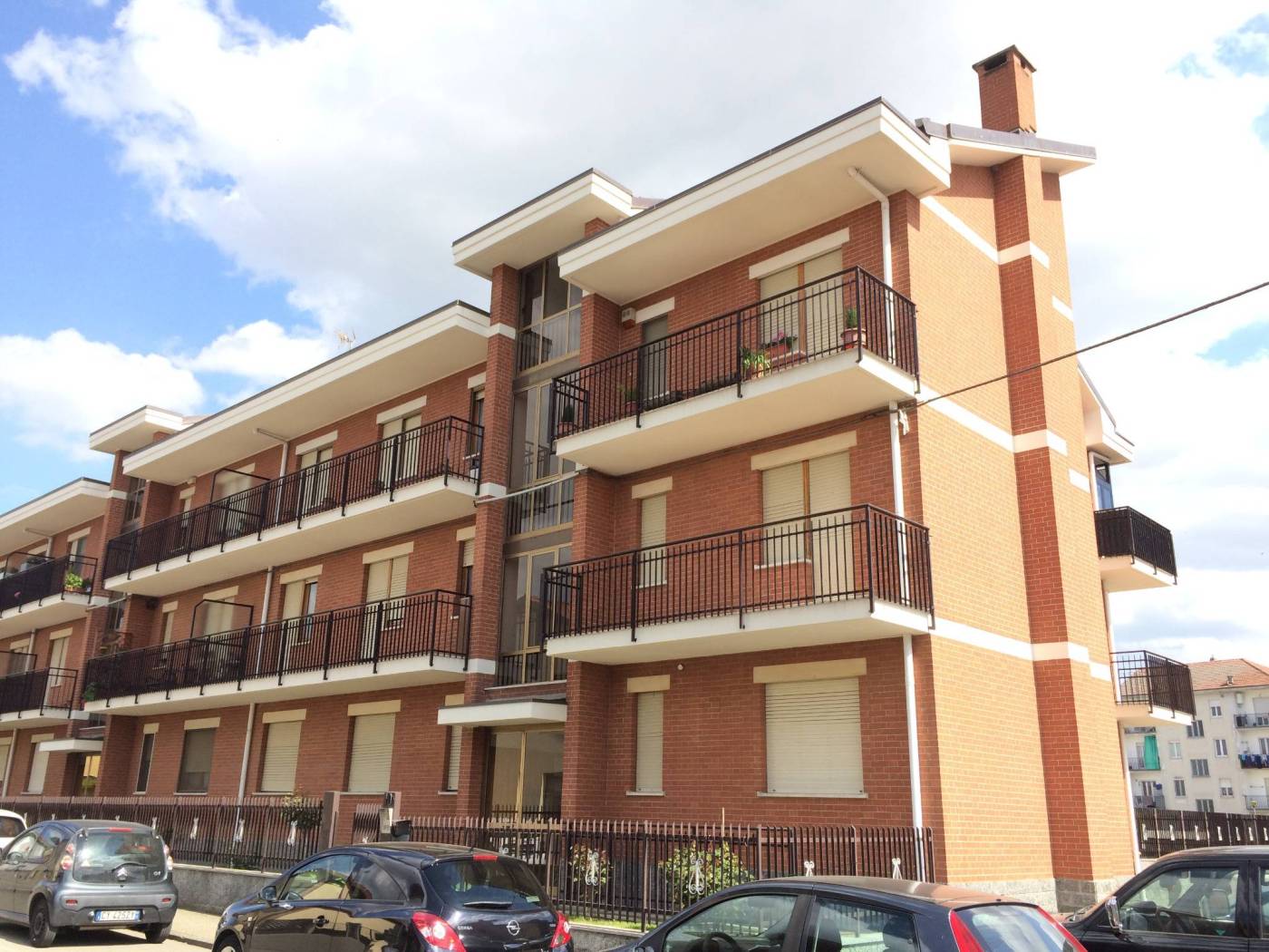 In Riva presso Chieri, nel centro del paese, proponiamo in vendita un bilocale al primo piano di una palazzina anni 80. L'immobile si compone di 