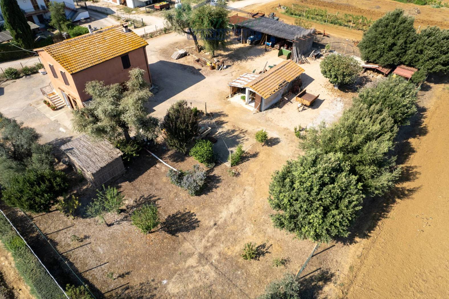 proprietà in vendita oltre terreno