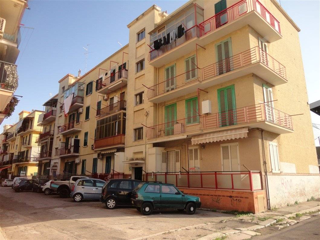 Nel Piazzale San Giuseppe Artigiano, disponiamo di una soluzione allo stato originario, composta da: ingresso, salone, cucina, 2 camere da letto e 