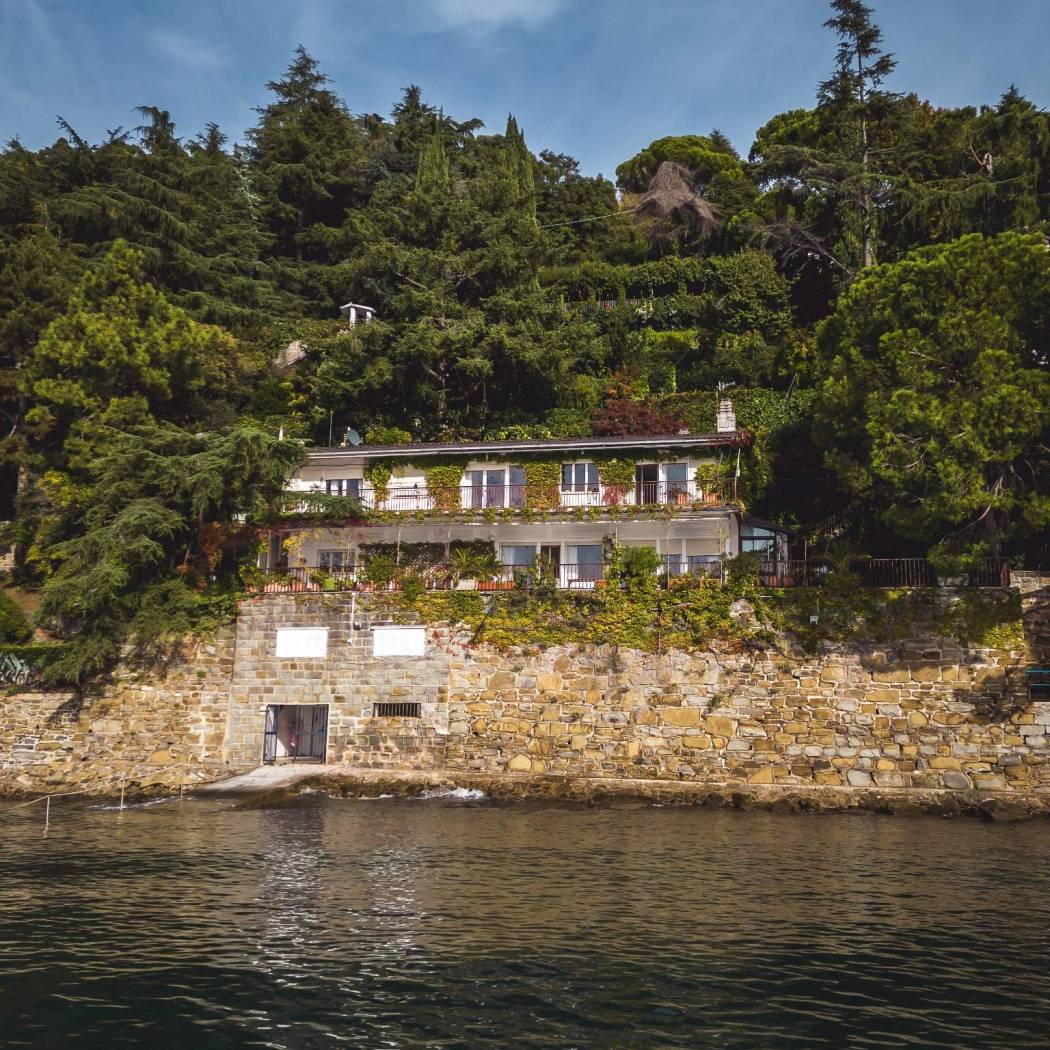 A Trieste, nella splendida cornice della Strada Costiera, proponiamo affascinante villa indipendente pieds dans l'eau sul mare e con vista sul 