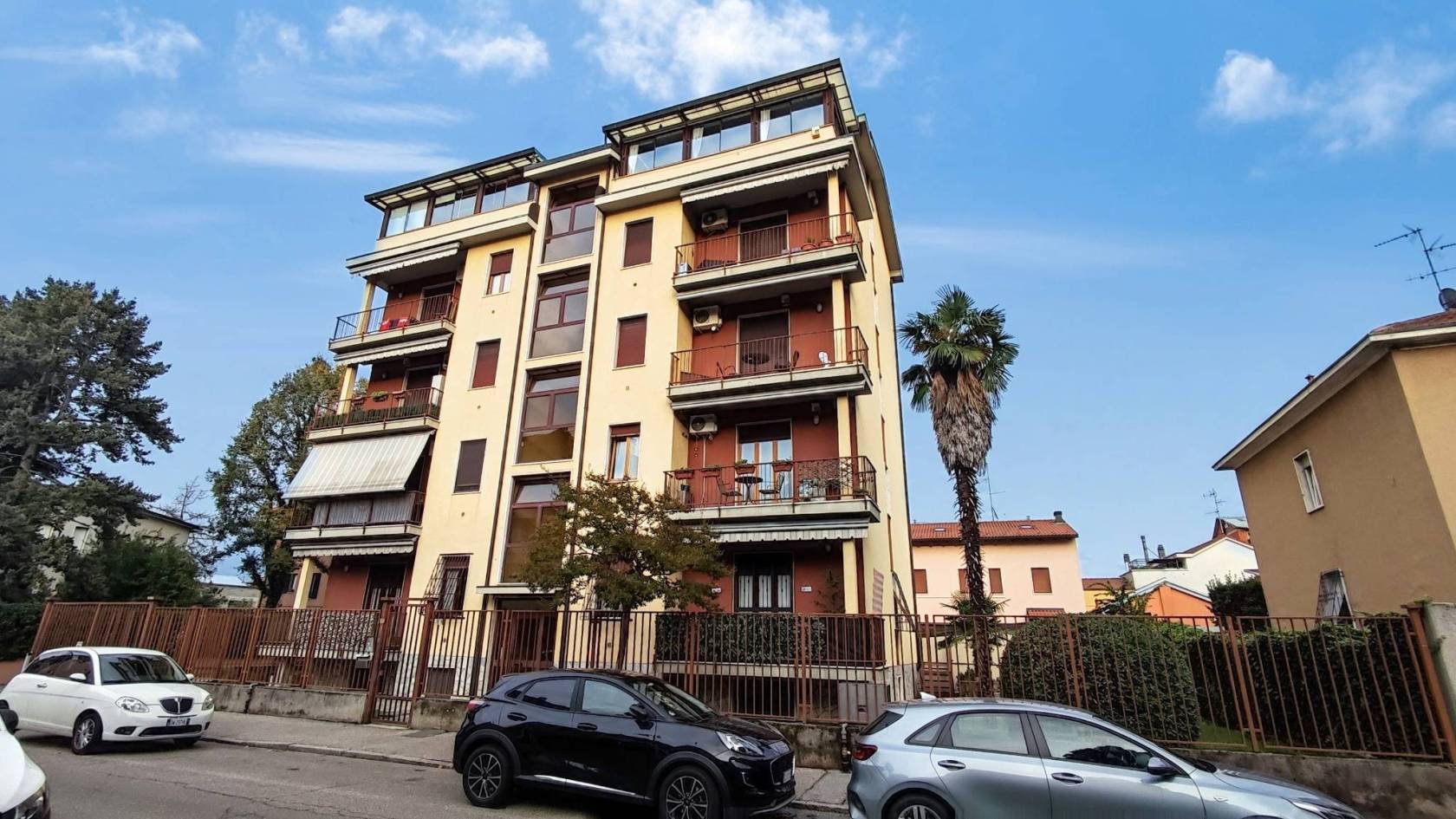 Monza Loc. S. Fruttuoso, in zona residenziale e tranquilla, comoda con tutti i servizi, proponiamo in esclusiva appartamento 3 locali cosi composto: 