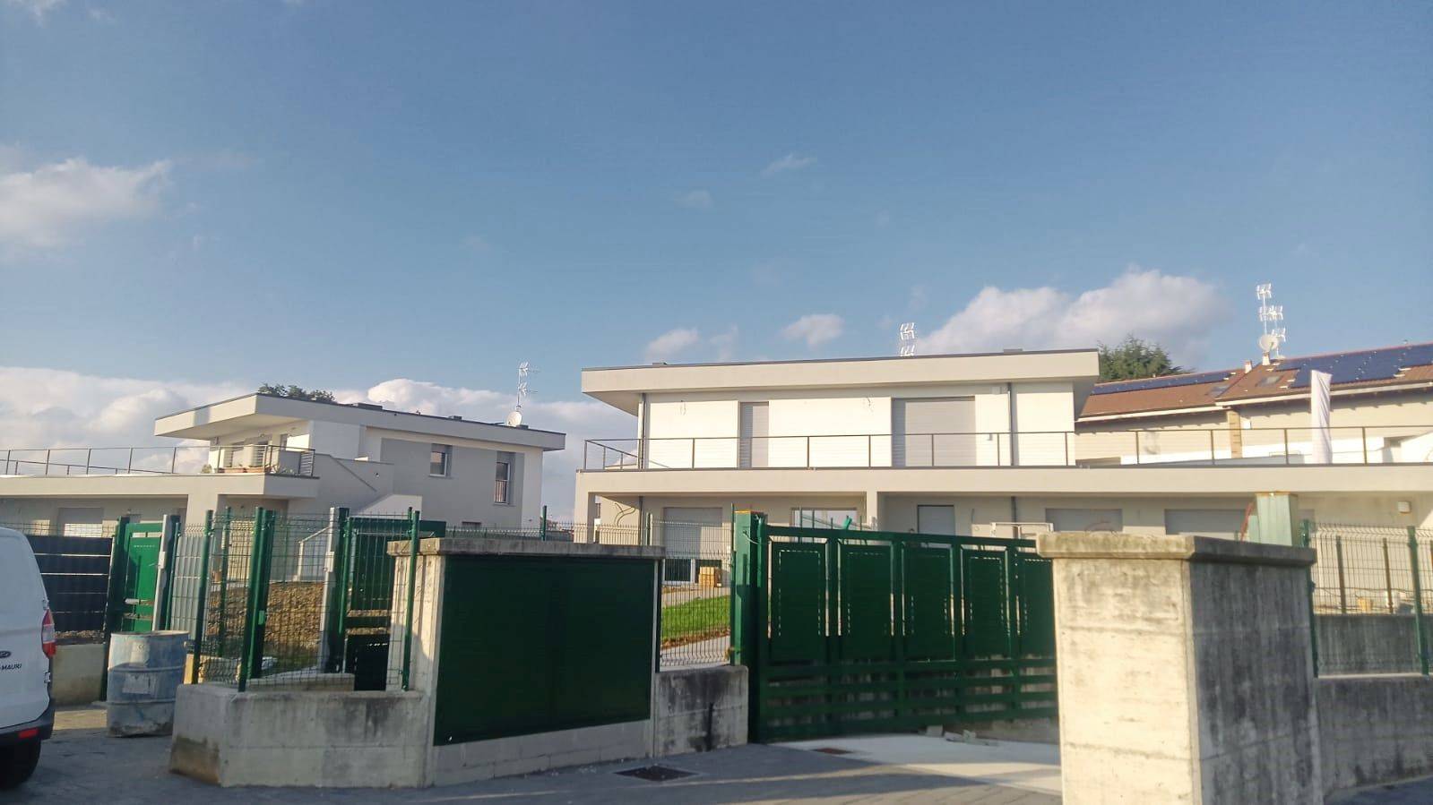 AICURZIO: al confine con Bernareggio e a pochi km da Vimercate, nuova costruzione, pronta consegna, in piccola palazzina di sole 4 unità, 