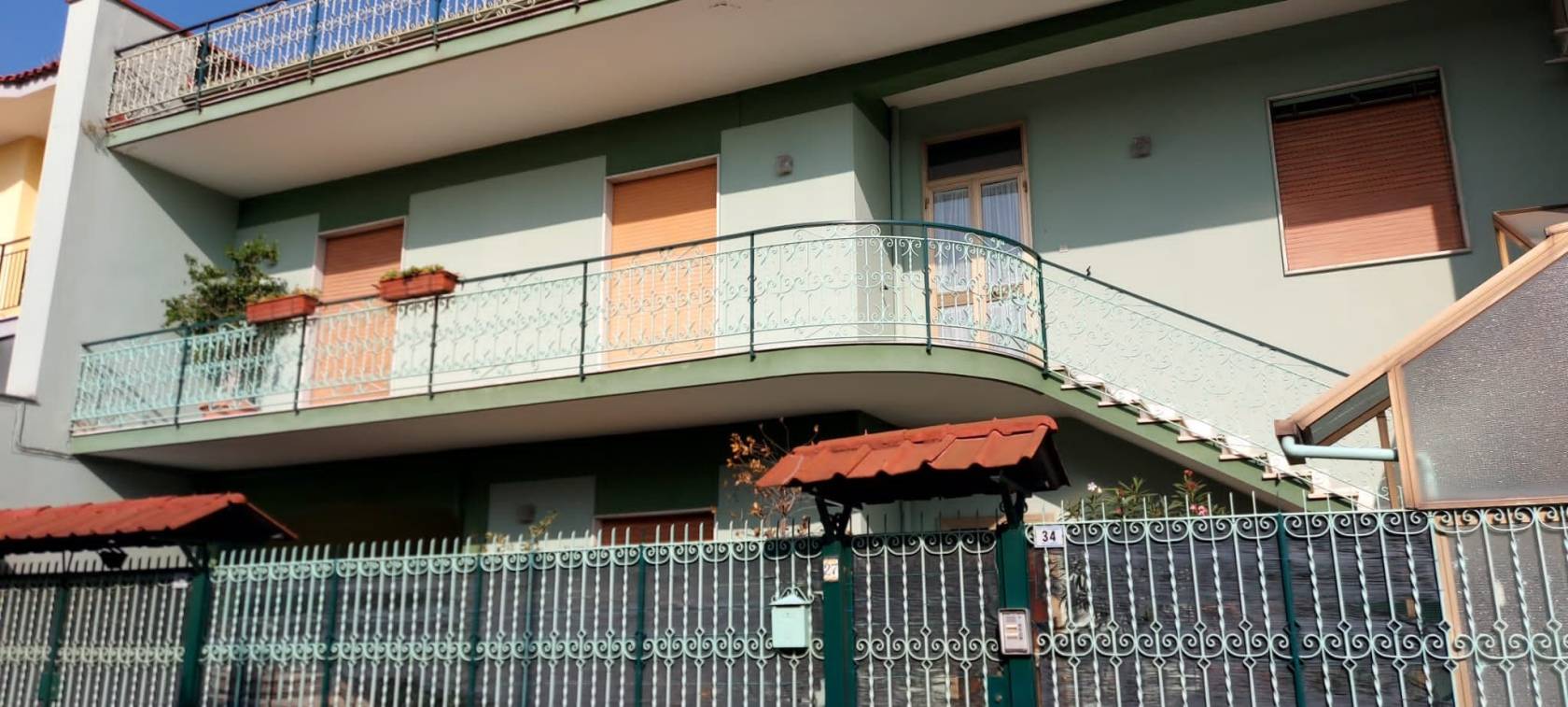 Frattamaggiore bellissima soluzione indipendente. Ubicata in zona tranquilla e nelle immediatezze di tutti i servizi pubblici e commerciali. Lo 