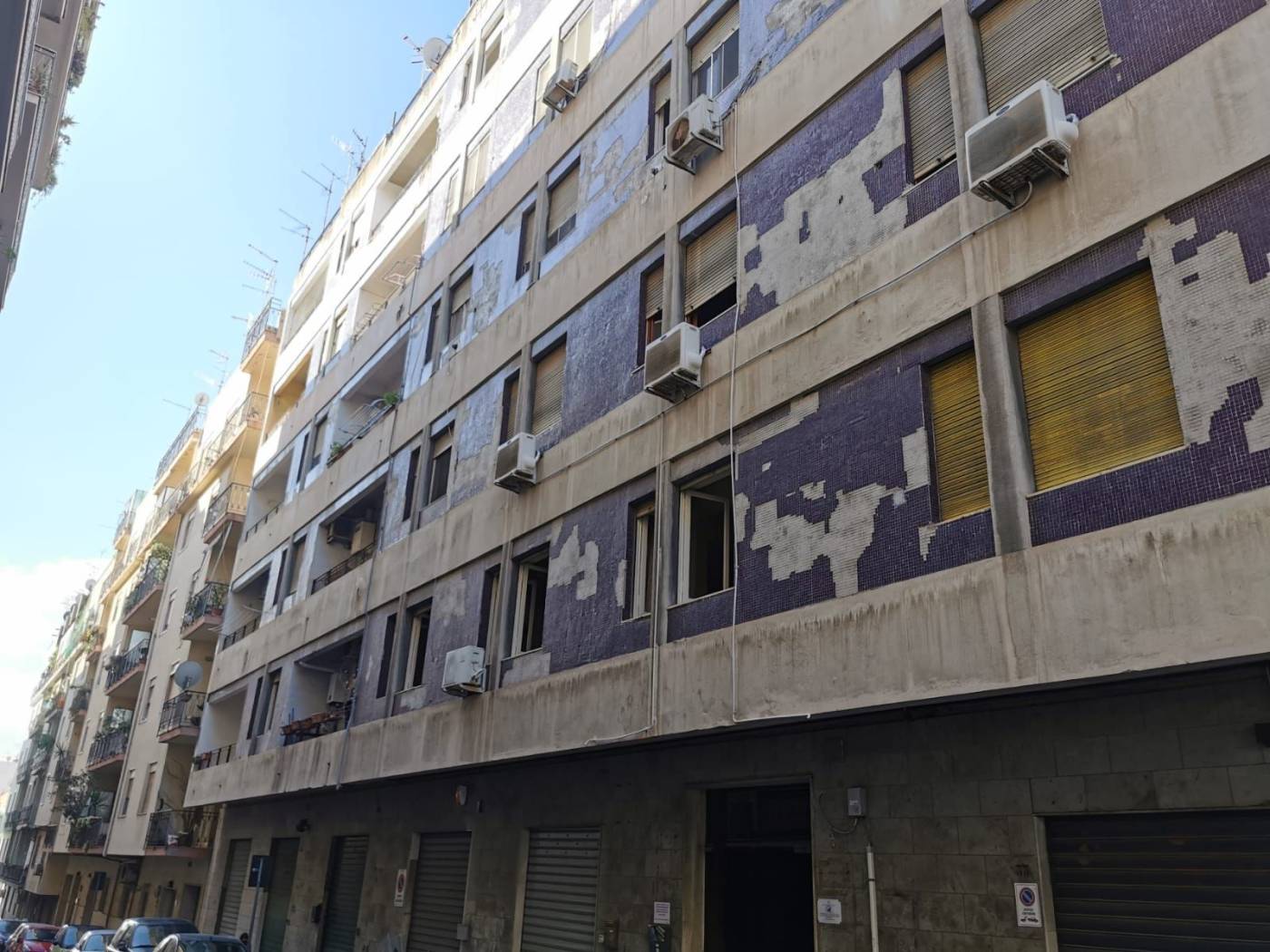 Via P. Mafalda, in stabile anni settanta proponiamo in vendita appartamento sito al piano primo con ascensore composto da ampio ingresso su salone, 