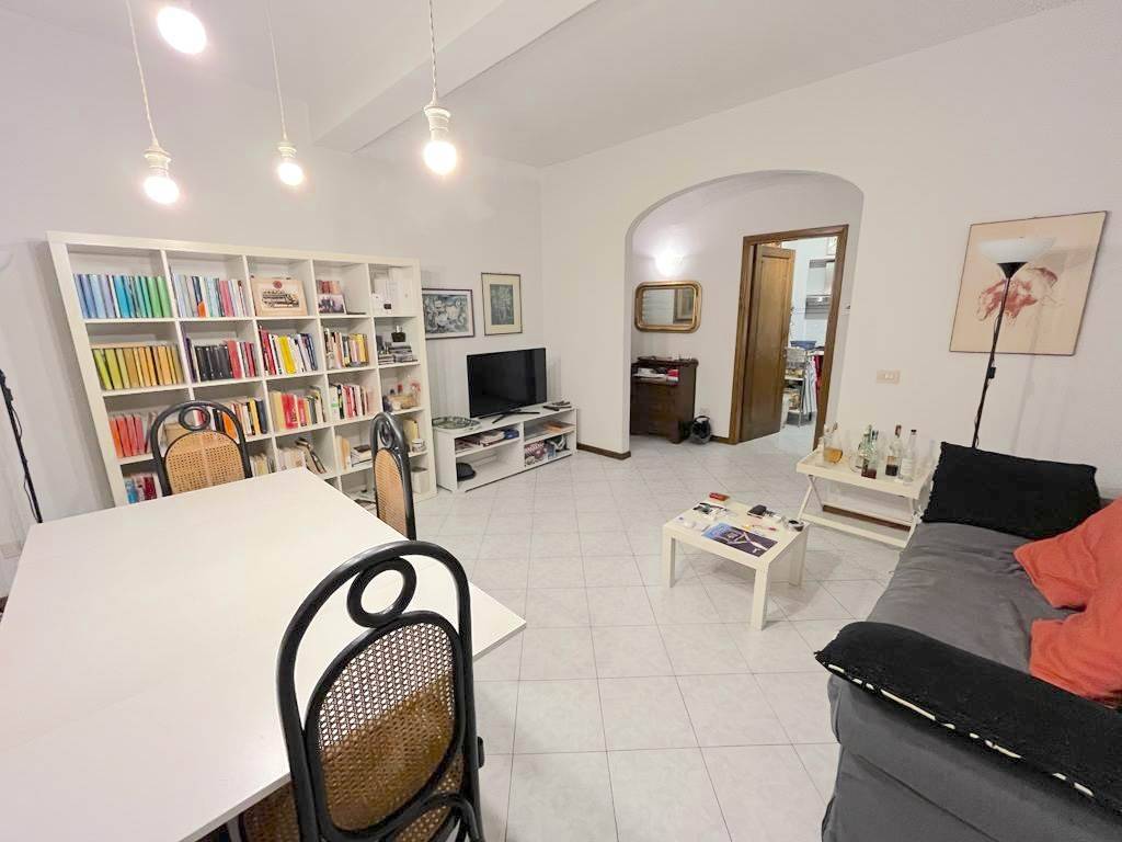 REF.AF3ALGE, FLORENCE, SIGNORIA near, Apartment 65 m2. Double bedroom + single bedroom. Furnished. Eu.1,800 plus expenses TRANSITIONAL CONTRACTS 