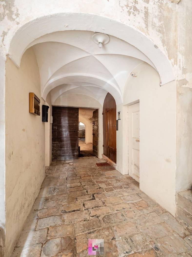 Ingresso appartamento e cantina