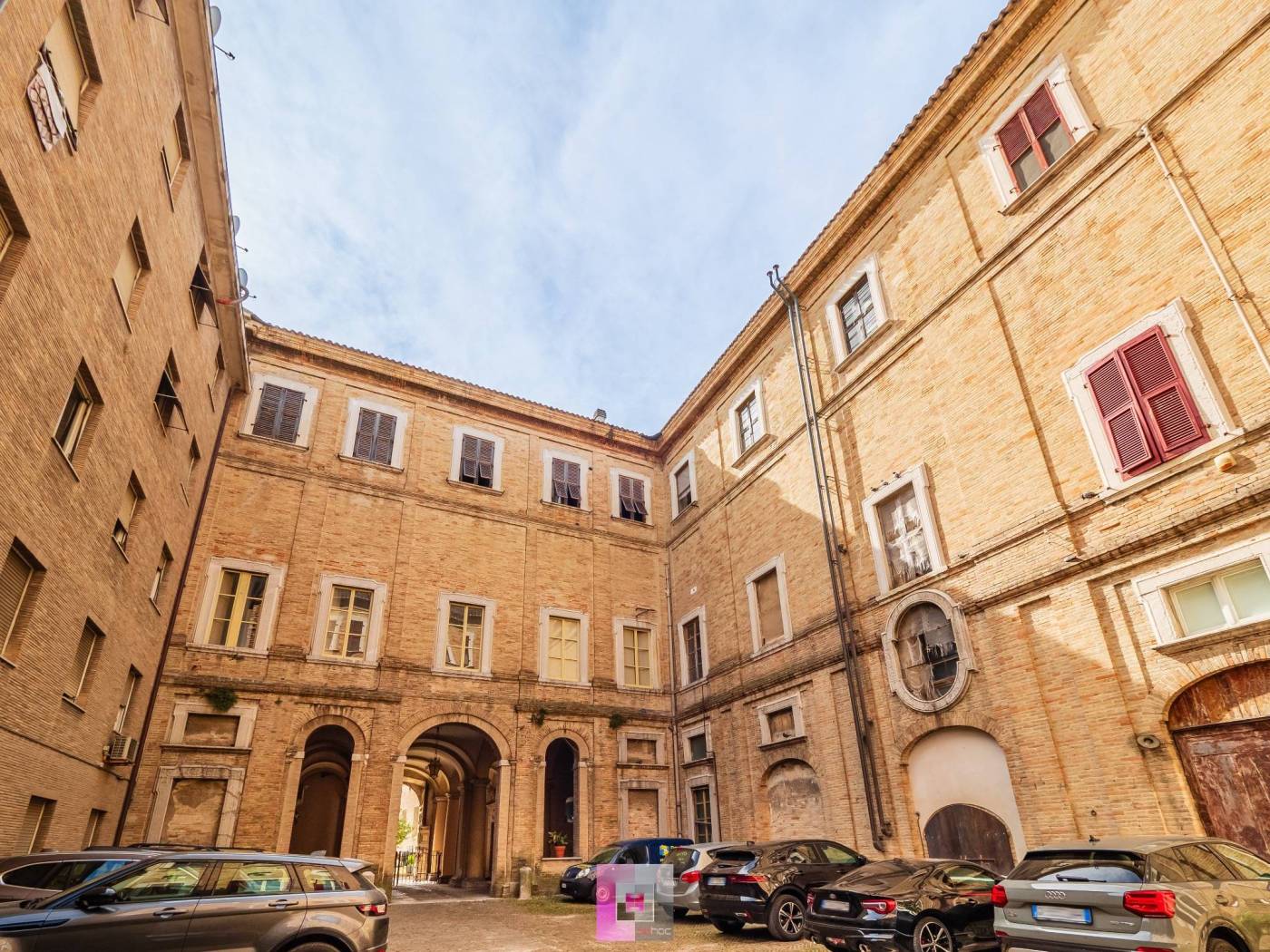 Dettagli corte interna: Palazzo Montevecchio