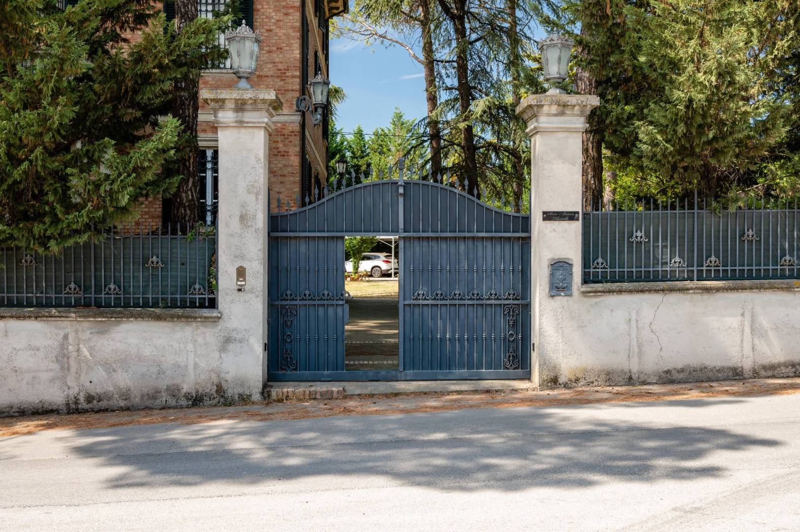 Secondo accesso carrabile e ingresso pedonale