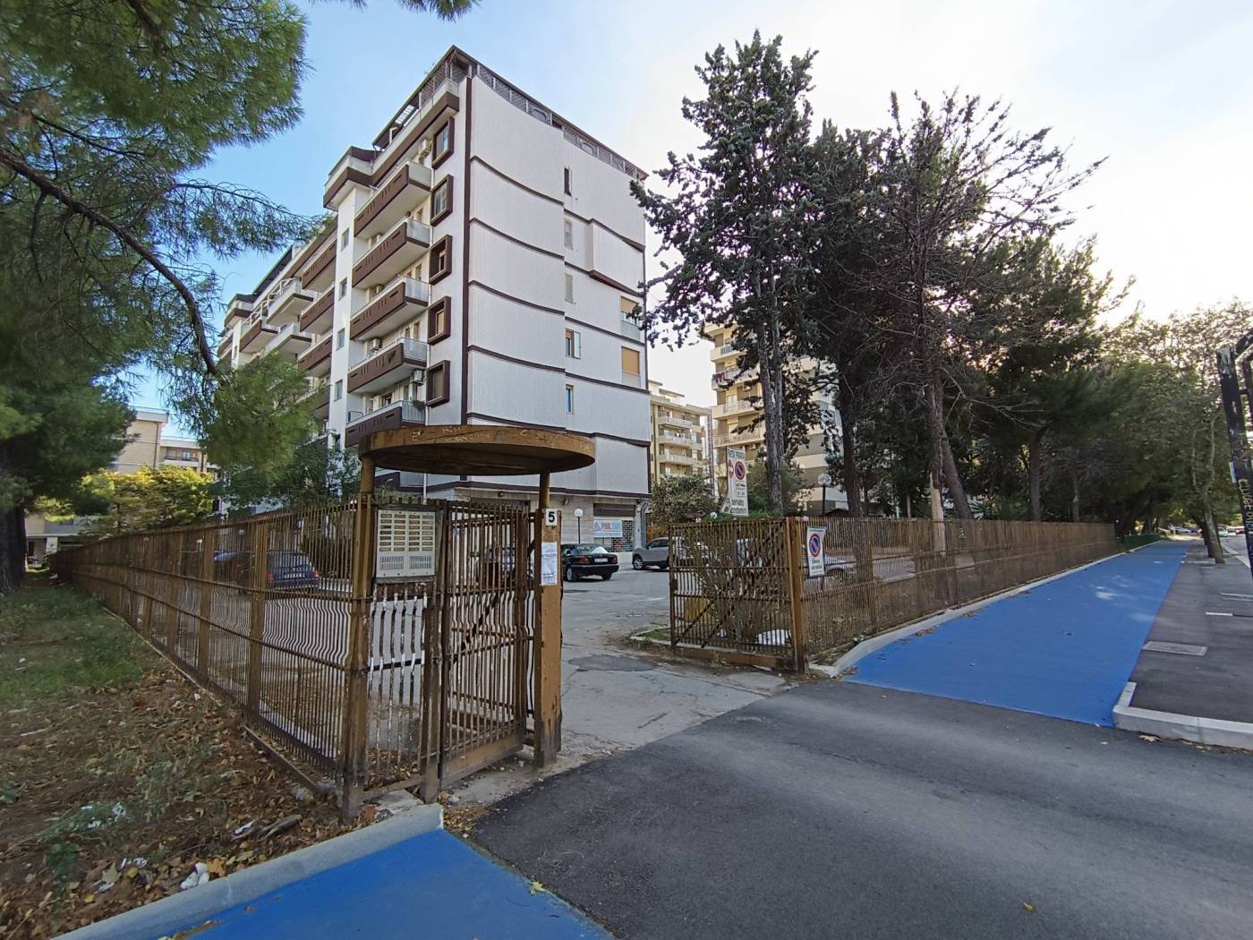 In Viale Luigi Pinto (a pochi metri dagli Ospedali Riuniti e vicino a Parco San Felice), disponiamo di una soluzione ristrutturata composta da: 