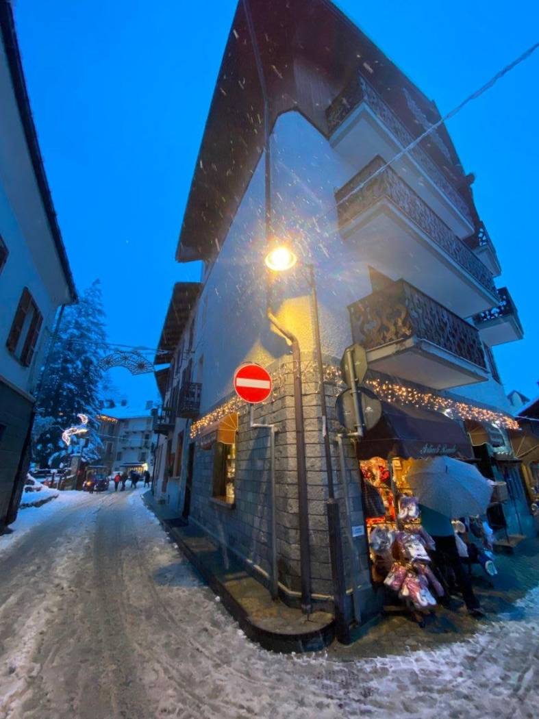 in the elegant and splendid Bardonecchia, we offer an apartment for annual rent, free immediately. apartment on the first floor, comprising entrance 