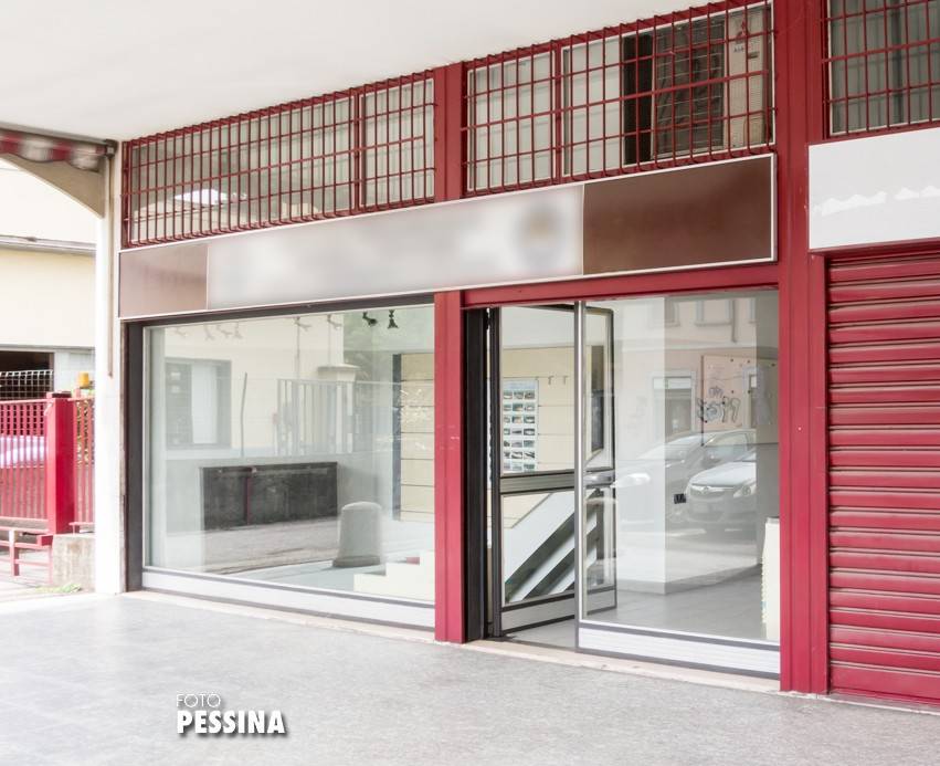 MONZA: in zona residenziale, nel cuore del quartiere S. Fruttuoso, negozio/ufficio di circa 50 mq dotato di due vetrine. Locale interrato sfruttabile 
