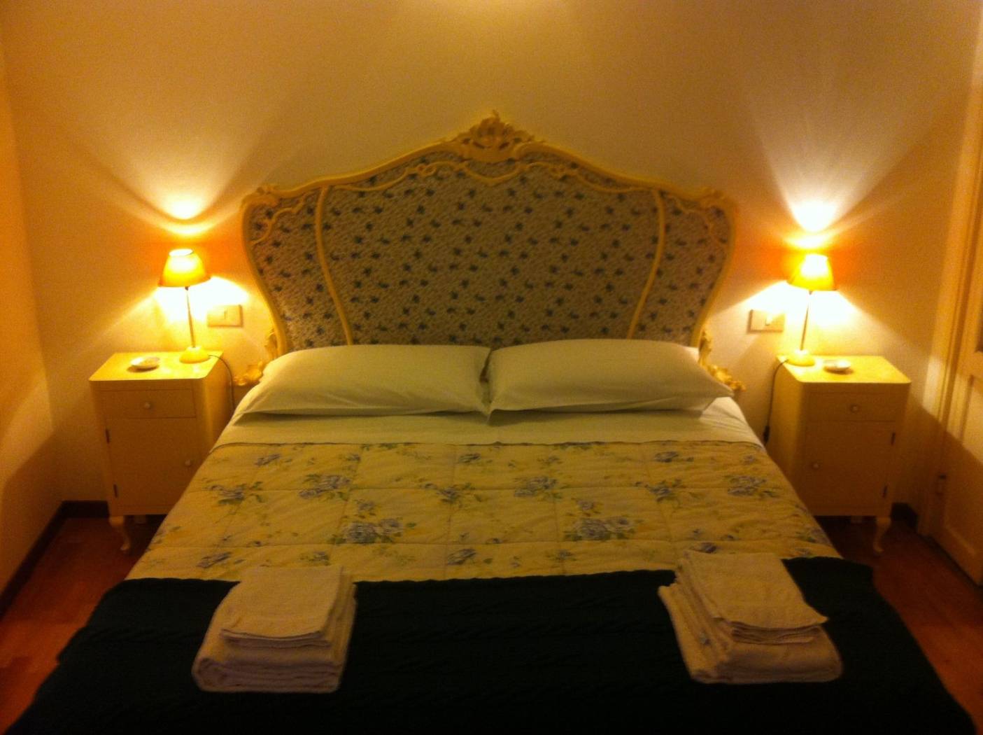 ZONA VIA VITTORIA All'interno di una piccola Casa Indipendente composta da 4 camere ad uso singolo con bagno interno. Disponibile Stanza Matrimoniale 