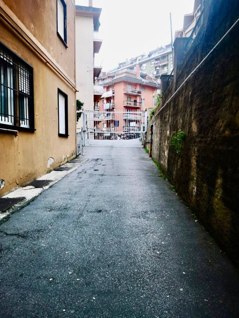 Marassi alta Nel piano seminterrato di palazzo in via Robino all'altezza del civico 95 proponiamo in AFFITTO un immobile di mq. 338 con cortile di 