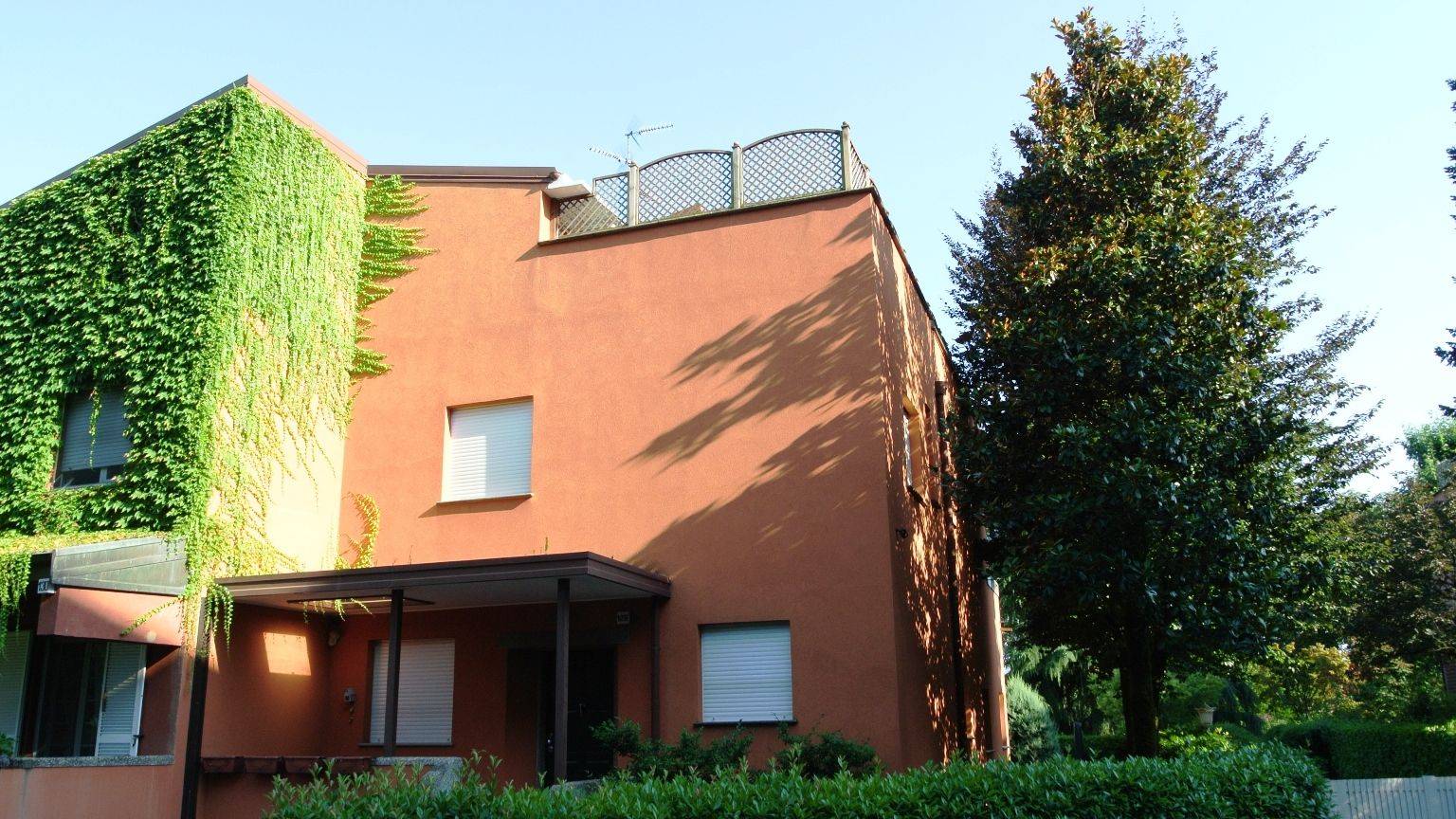 San Felice Settima Strada si vende villa in ottime condizioni a affittata fino ad ottobre 2026, su 4 livelli composta da: soggiorno doppio con camino,