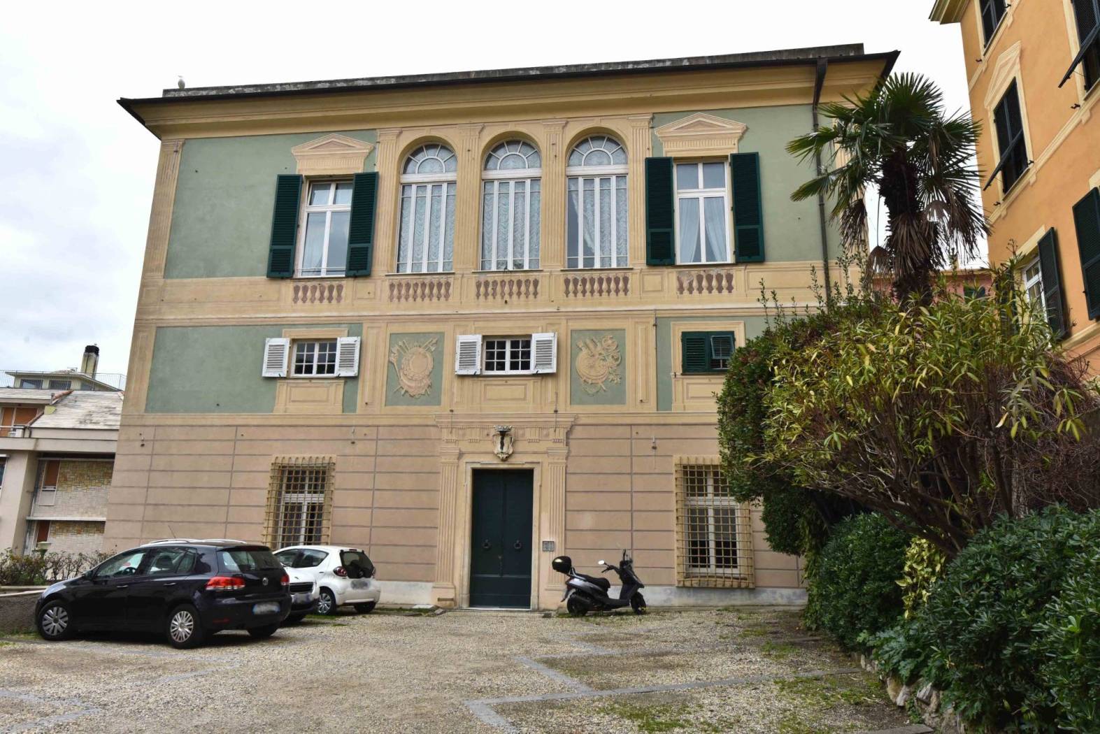 ALBARO VIA SAN NAZARO (parte verso Via Oderico/Via Albaro) in villa del 1500 denominata Villa De Marini appartamento di vani 7,5 , di mq 155 su due 
