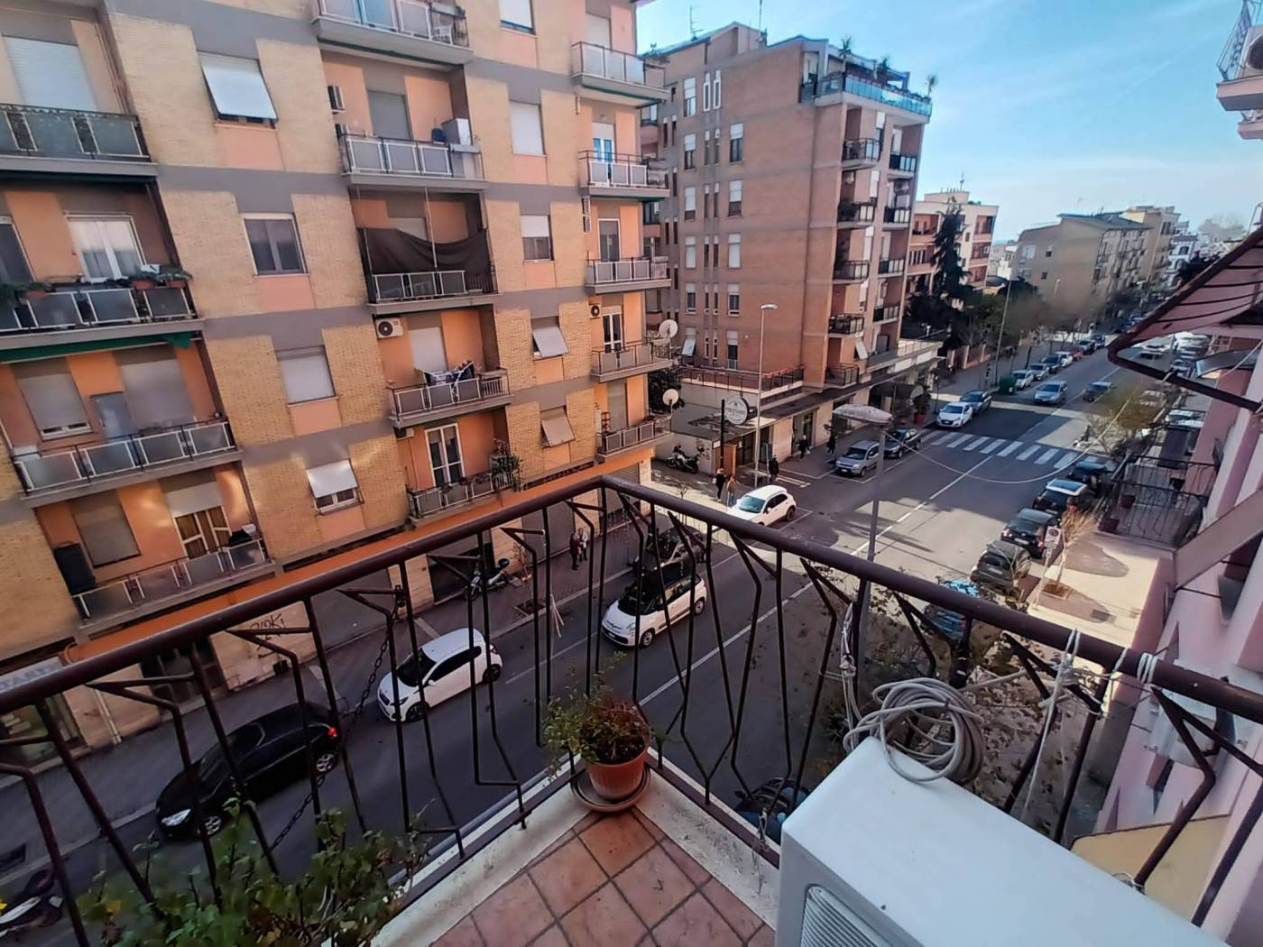 L'Agenzia Immobiliare Tecnoedil, propone in vendita in zona centro: Viale Giacomo Matteotti, un appartamento posto al 3°P. senza ascensore. 