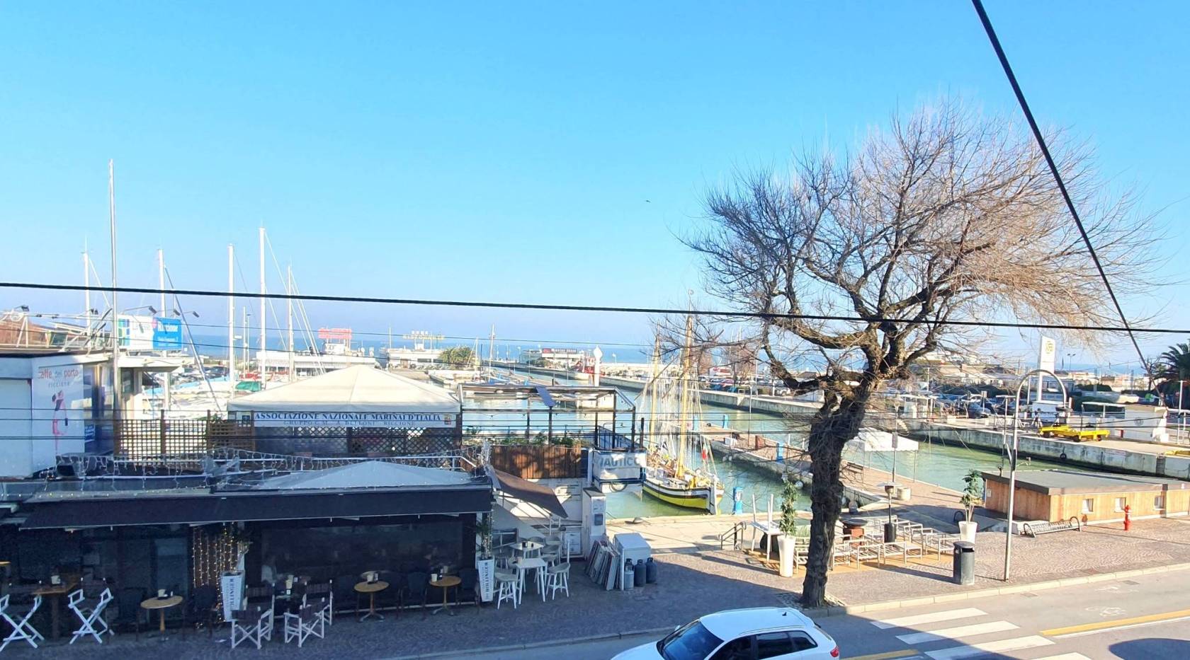 VENDESI bilocale nella centralissima posizione sul porto di Riccione. L'appartamento dispone di un'ampia sala con angolo cottura, con una BELLISSIMA 