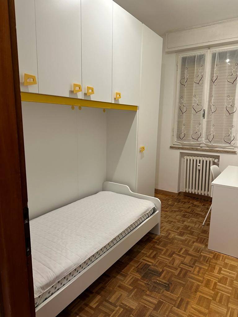 VIA LUCREZIA AGUIARI Libera da metà Novembre, Camera singola per Studenti Universitari con letto singolo. Appartamento con mobilio nuovo. Clima. 