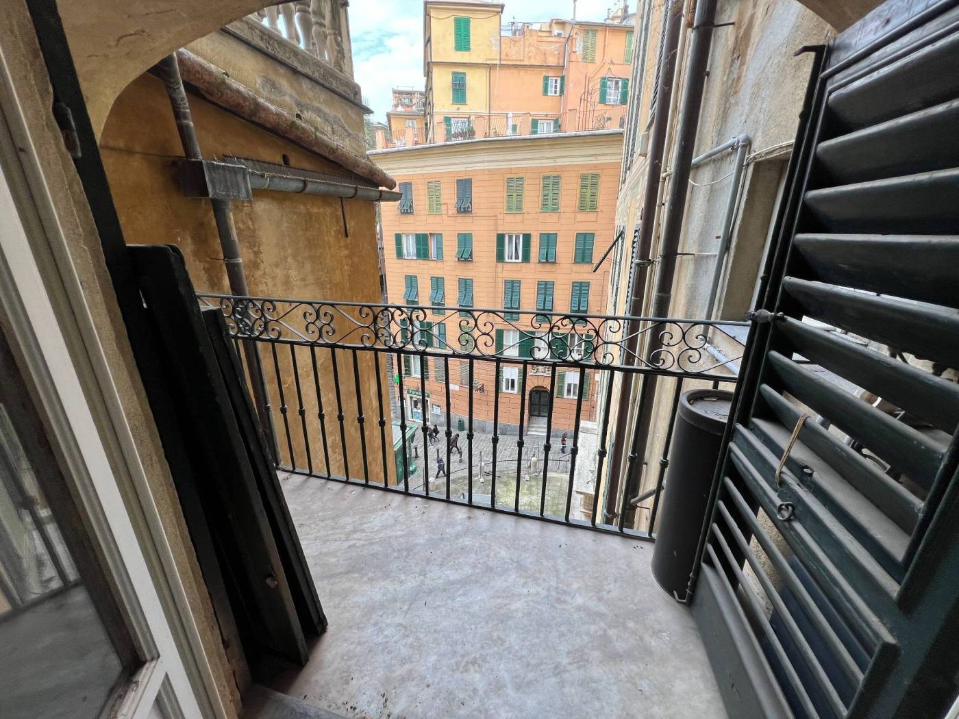 CENTRO-VIA ROMA: in elegante contesto privato delimitato da cancello elettrico proponiamo all' ultimo piano di questo prestigioso palazzo d'epoca nel 