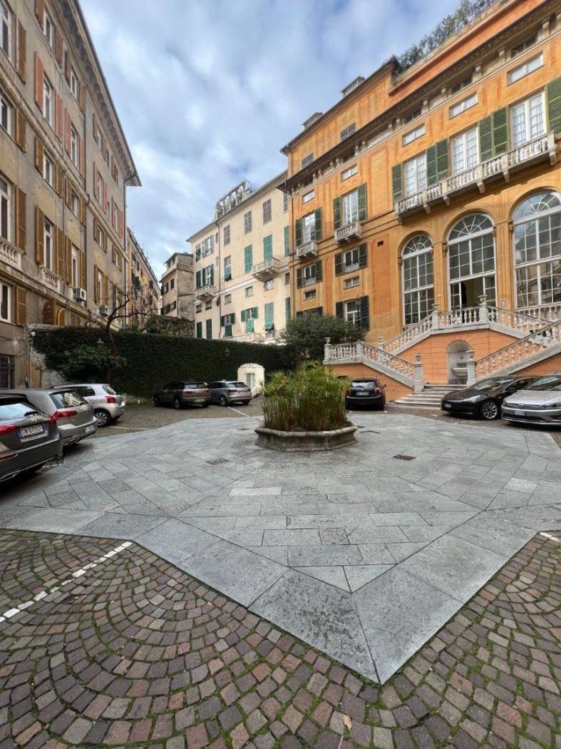 CENTRO-VIA ROMA: in elegante contesto privato delimitato da cancello elettrico proponiamo appartamento appena ristrutturato al piano terra di un 