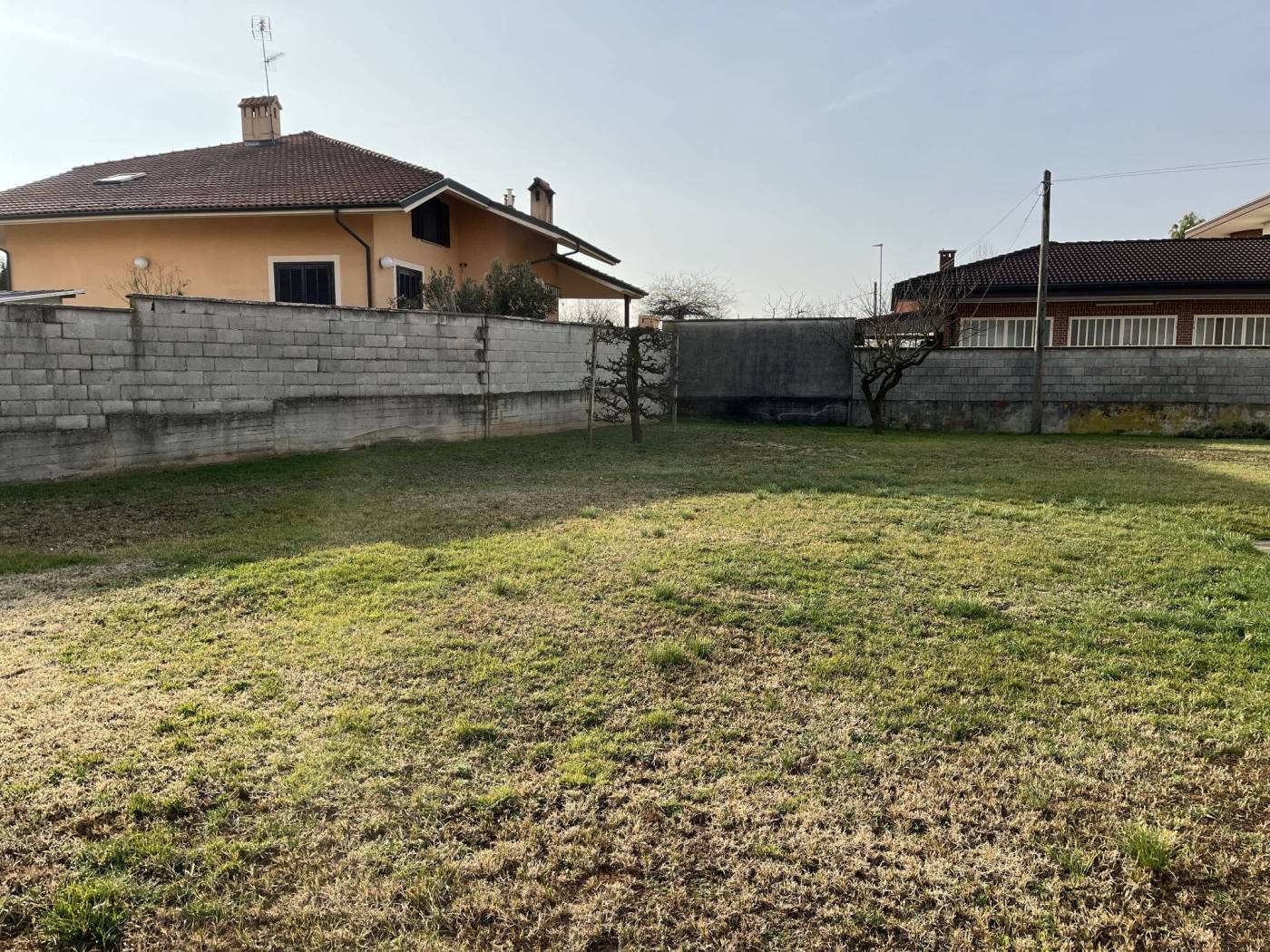 In Riva presso Chieri, in via delle Moglie, proponiamo in vendita un terreno edificabile in un contesto residenziale e tranquillo. Il terreno ha una 