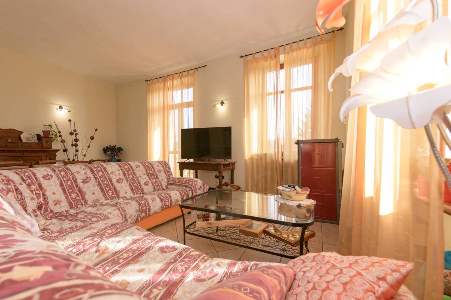 Il Panorama Immobiliare propone in vendita un cascinale di 250 mq circa, situato in Cunico a 10 minuti da Cocconato. Circondato da un ampio terreno 