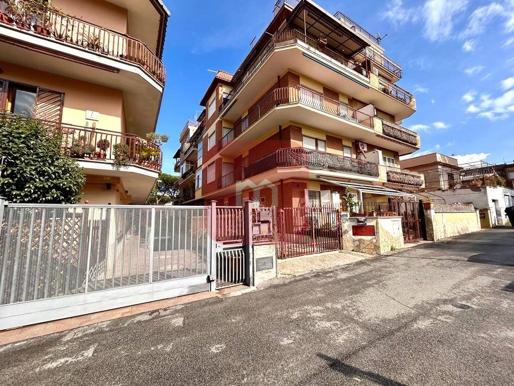 Mediazionecasa propone in vendita in zona di Torre Maura e più precisamente in Via Giacinto Martorelli appartamento completamente ristrutturato posto 