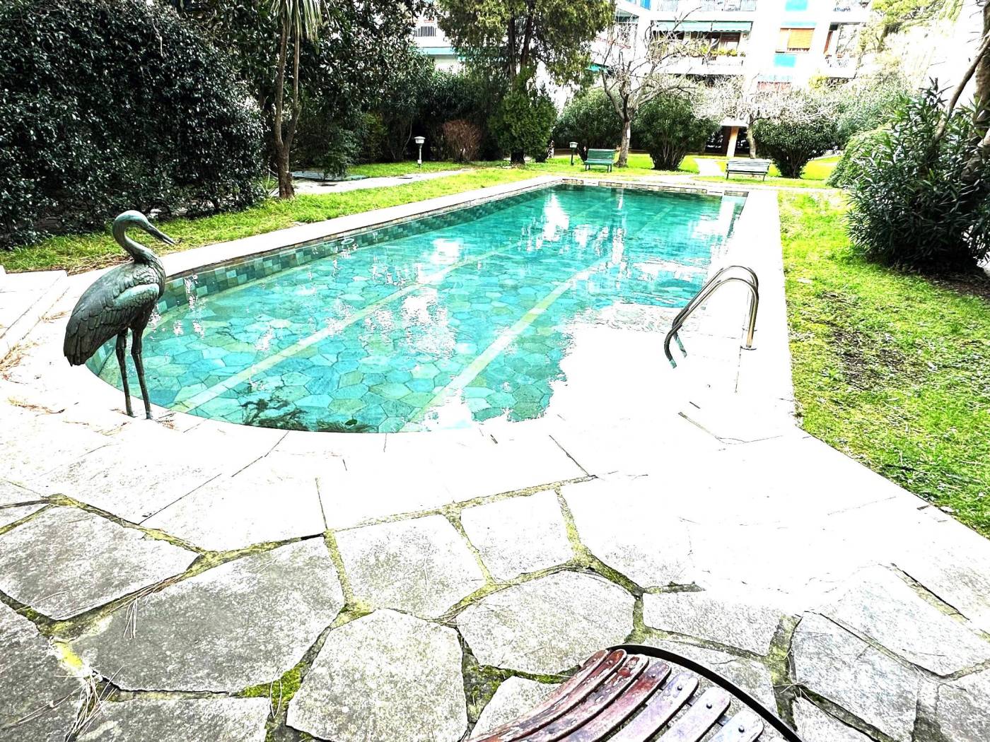 ALBARO-VIA CIRENAICA: In esclusivo contesto privato immerso nel verde con splendida piscina condominiale, numerosi posti auto e portineria, 