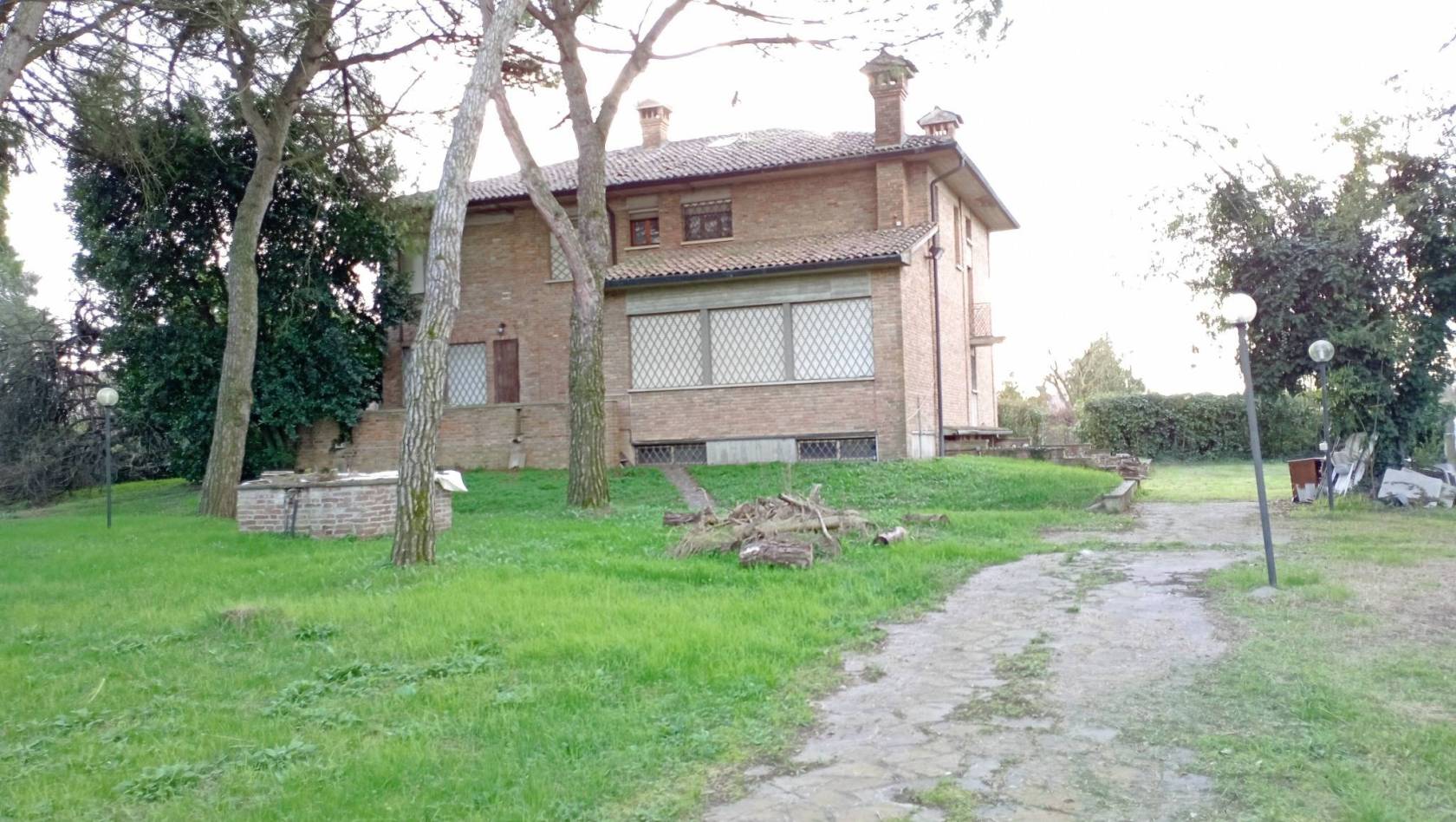 Via Pioppa, inizio di via Pomposa, immersa nel verde e circondata da un parco piantumato con piante ad alto fusto, proponiamo in vendita bellissima 