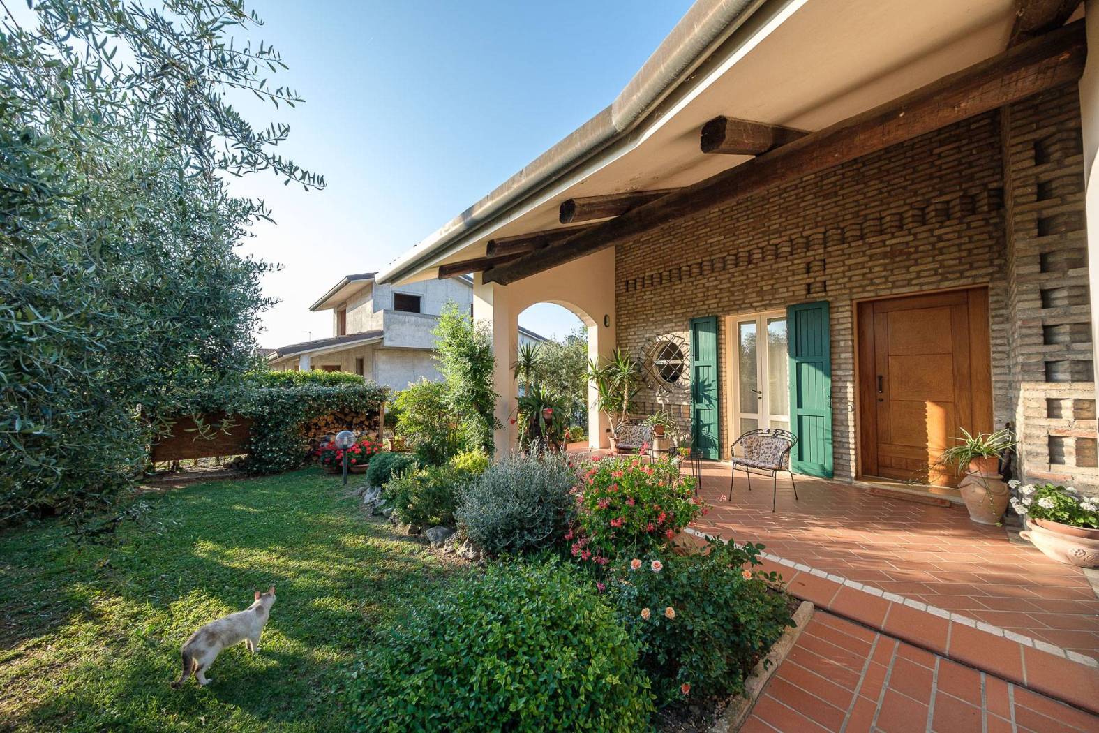 Nella zona residenziale che si disloca sulla verde colina panoramica sopra Santarcangelo troviamo una serie di eleganti ville e villette, tutte con 