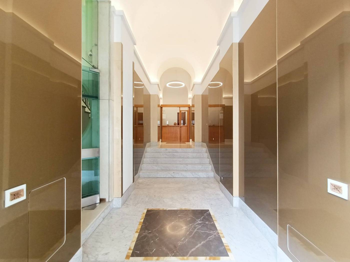 Galleria Vittorio Emanuele. Palazzo Signorile, al 4° piano ottimo ufficio di mq. 28 ristrutturato. Siamo nel centro storico di Milano, nella via più 