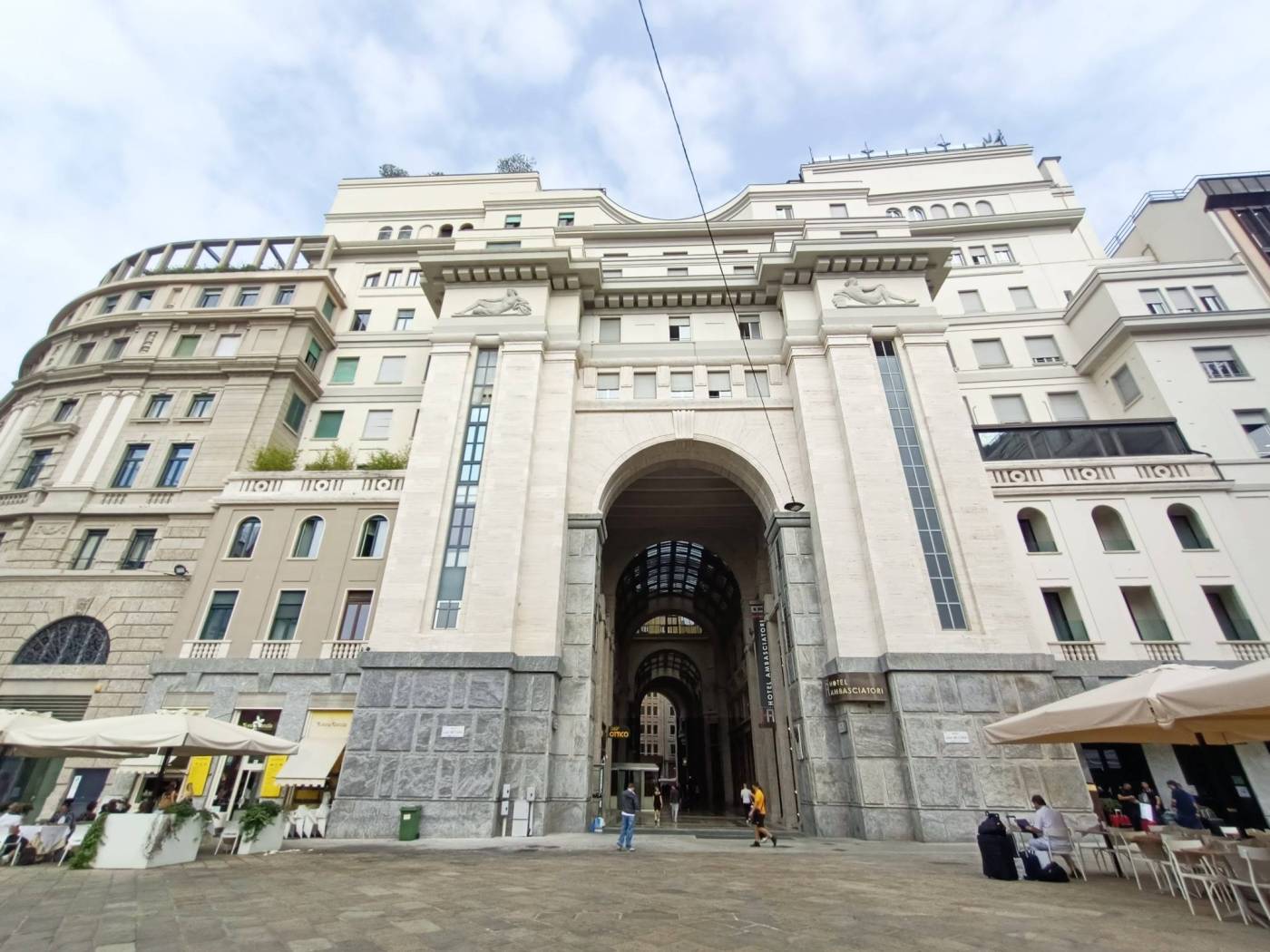 Galleria Vittorio Emanuele. Palazzo Signorile, al 4° piano ottimo ufficio di mq. 28 ristrutturato. Siamo nel centro storico di Milano, nella via più 