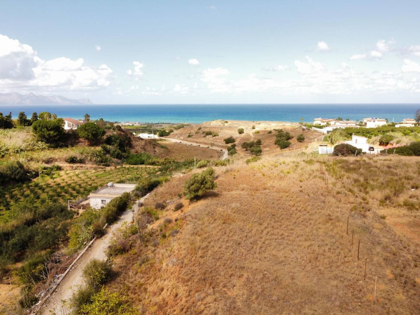 Immobiliare Spica vende terreno panoramico, sito in contrada Badiella tra Balestrate e Trappeto. il terreno si estende per circa 4000 mq, gode di 