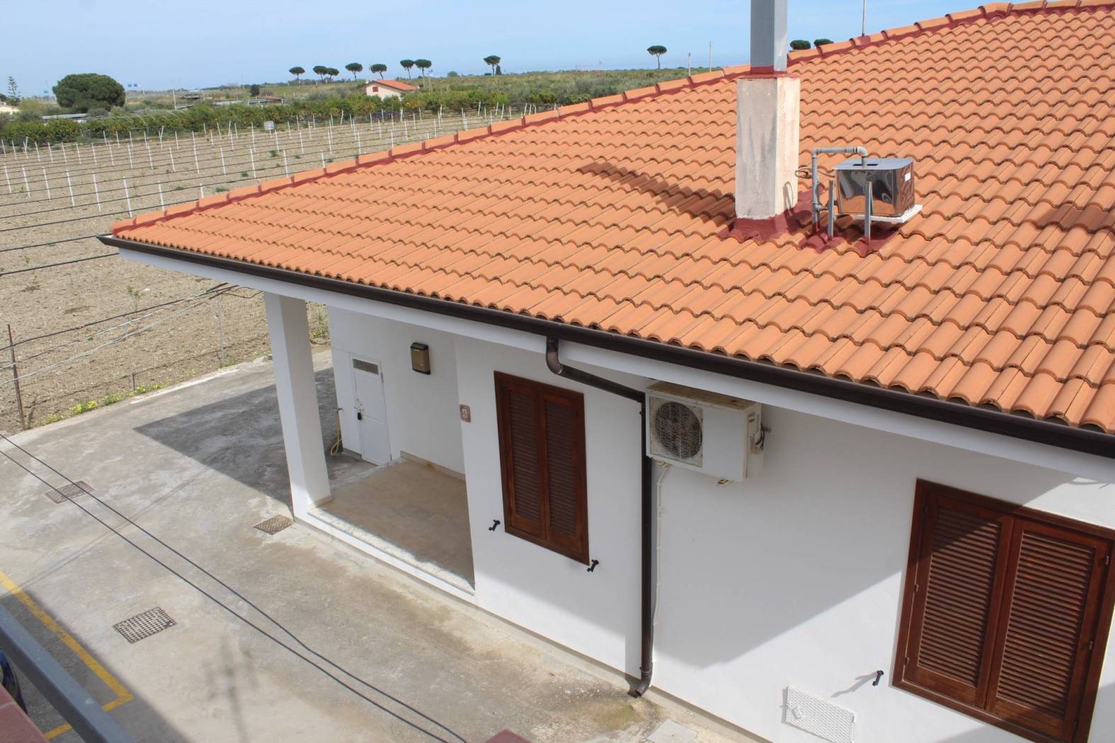 Bellissimo Casale in Vendita a San Nicola-Rocca Imperiale Marina, una casa indipendente su un unico livello con un ampio giardino di circa 400 mq con 
