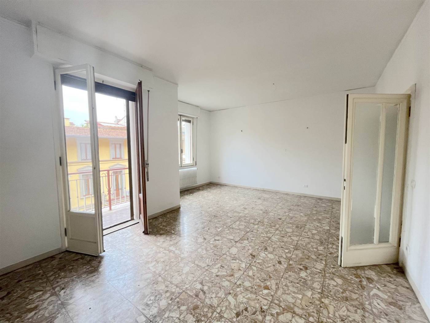 REF: AF5ROMA, FLORENCE, MAZZINI Apartment 140 m2. Balcony/loggia. FREE Eu. 2,300 UNFURNISHED In an absolutely elegant and residential area, we offer 