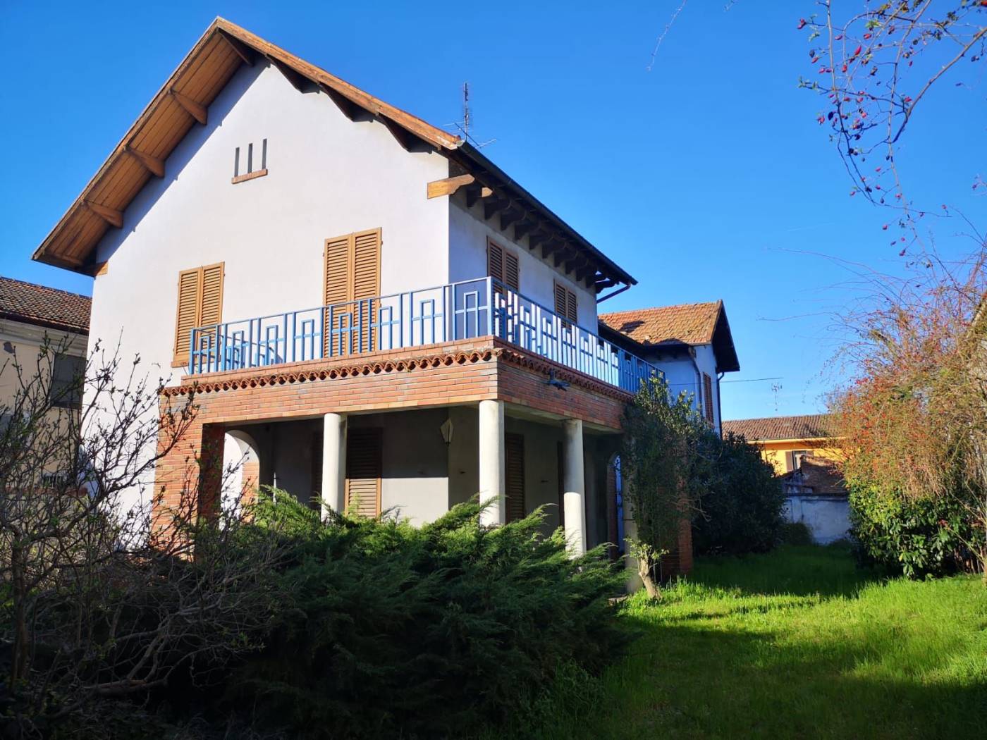 In centro paese proponiamo villa di pregio, di ampia metratura, con annesso giardino carrabile di proprietà esclusiva. L'immobile, costruito negli 