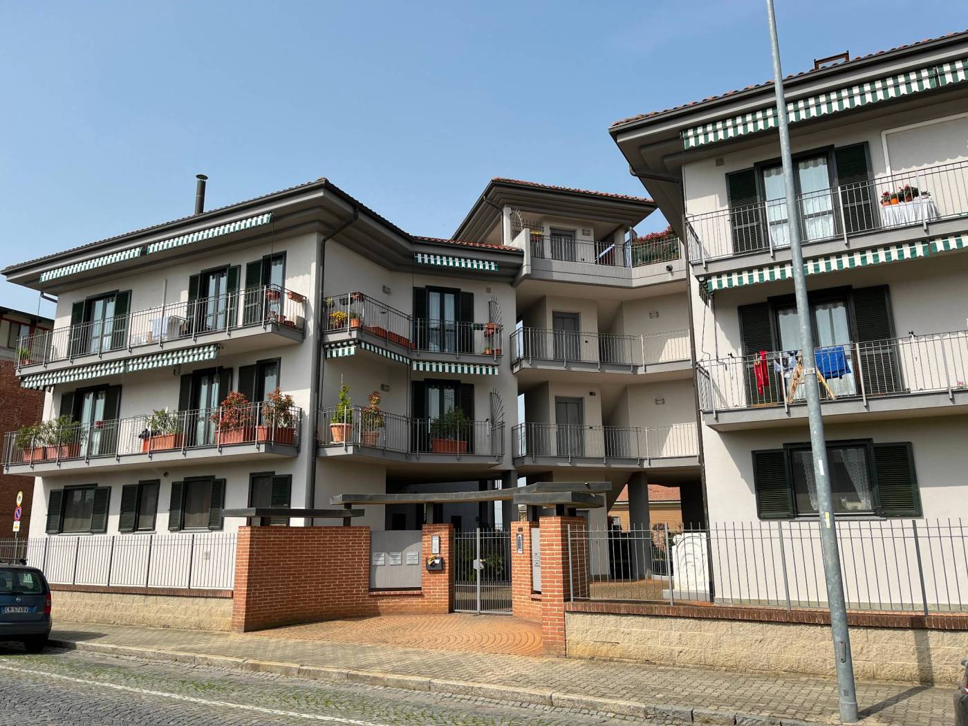 In Riva presso Chieri, in centro paese, proponiamo in vendita un quadrilocale in una piccola palazzina costruita fine anni 90. L'immobile, 
