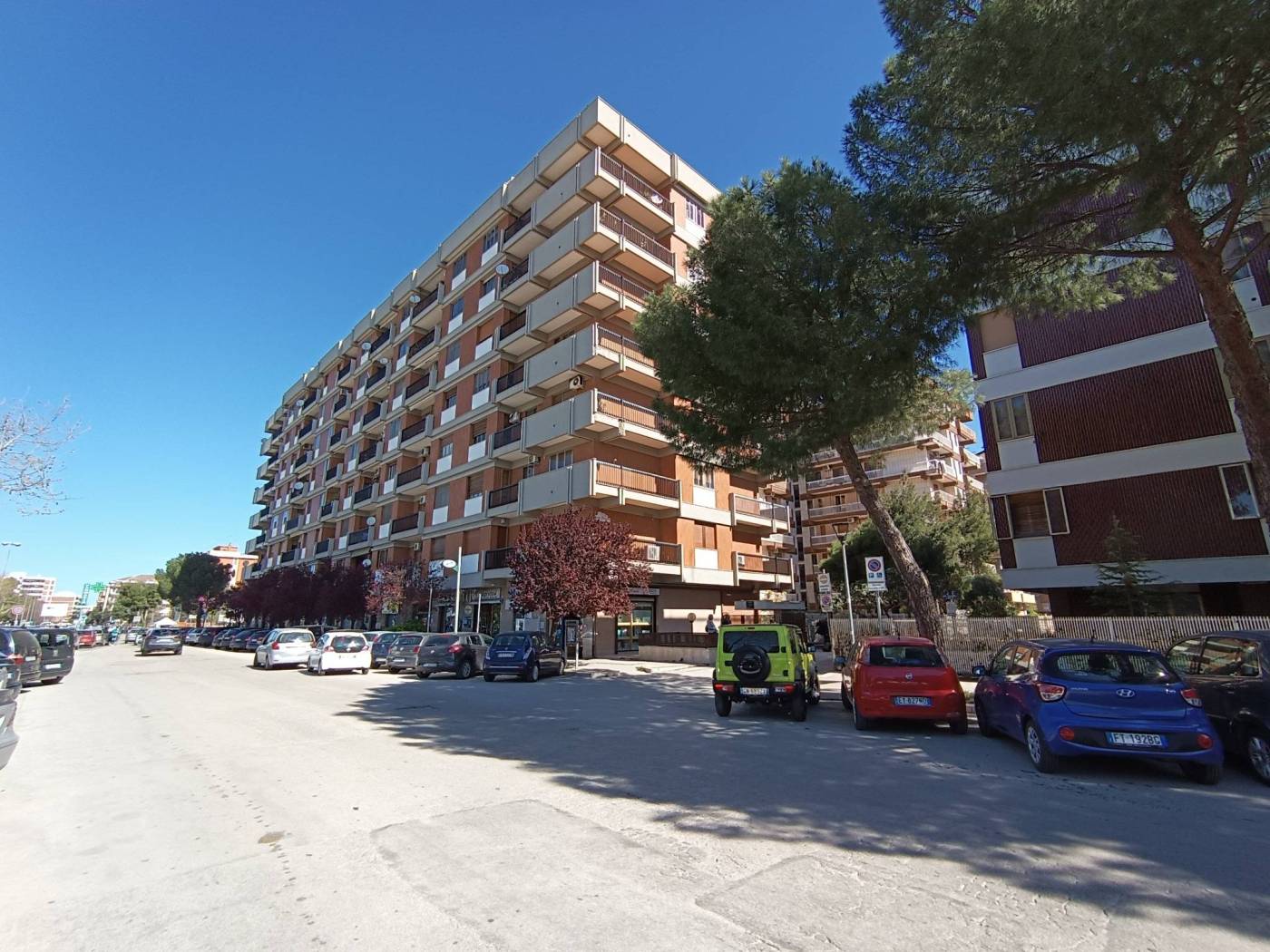 In via Martiri di via Fani, ubicata nei pressi dell'ospedale riuniti di Foggia, in una palazzina con mattoncini a vista e cortile condominiale 