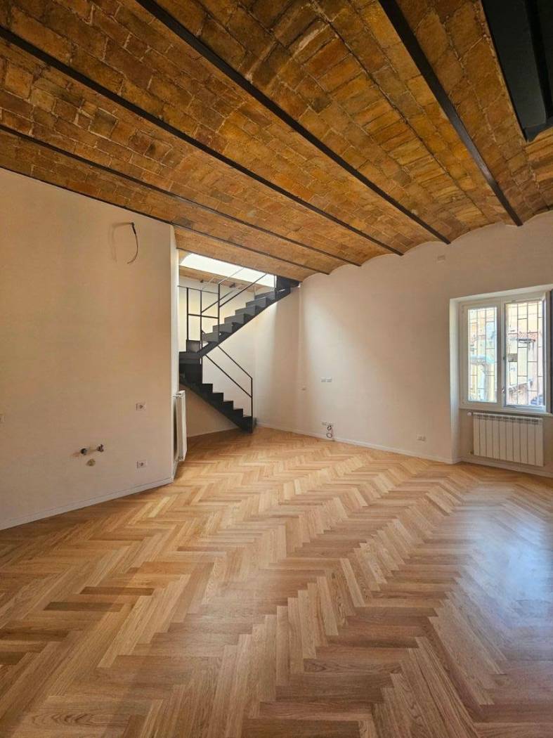 TRIESTE NOMENTANA Via Nomentana angolo via Novara in palazzo d'epoca, recentemente ripulito, proponiamo la vendita di un attico con terrazza 