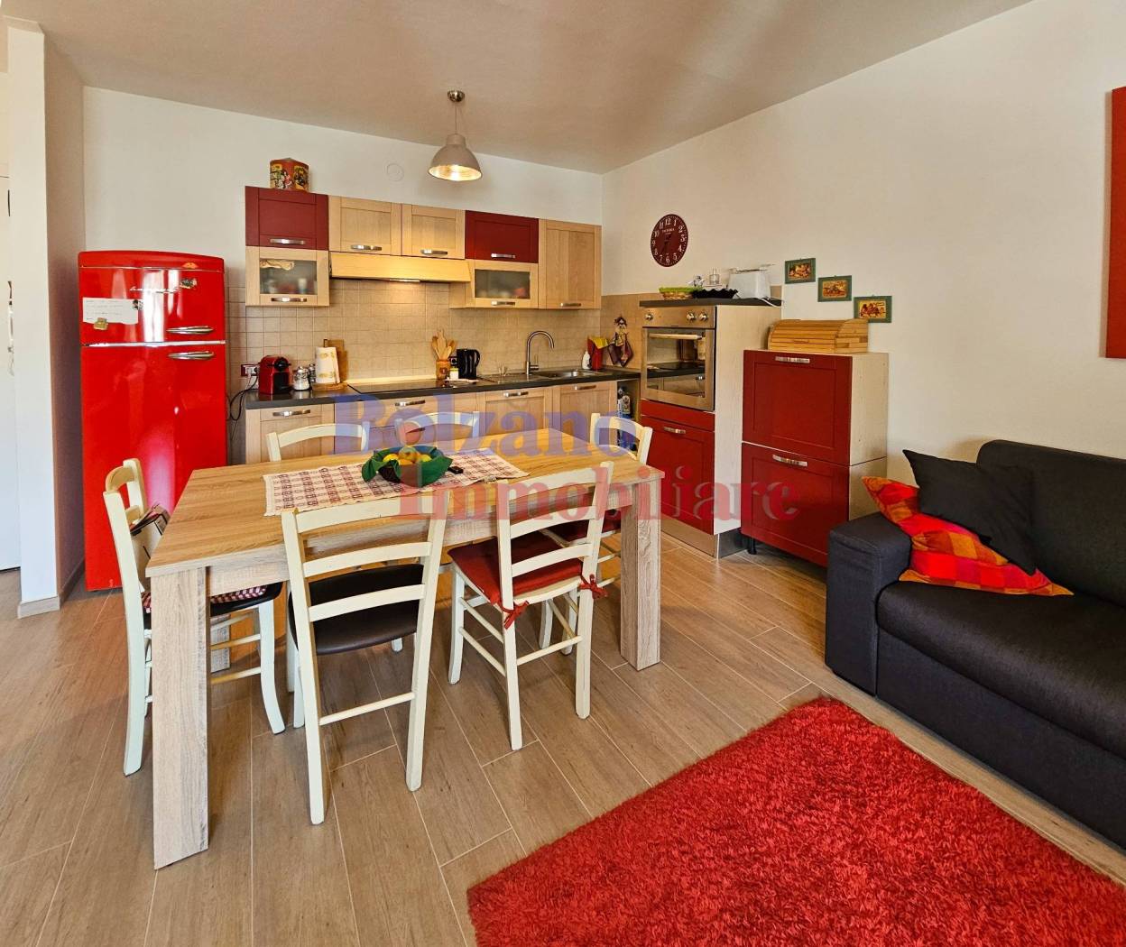 Affascinante appartamento in vendita a Bolzano in Via Claudia Augusta. Questo appartamento offre una combinazione di comfort moderno. Posizione 