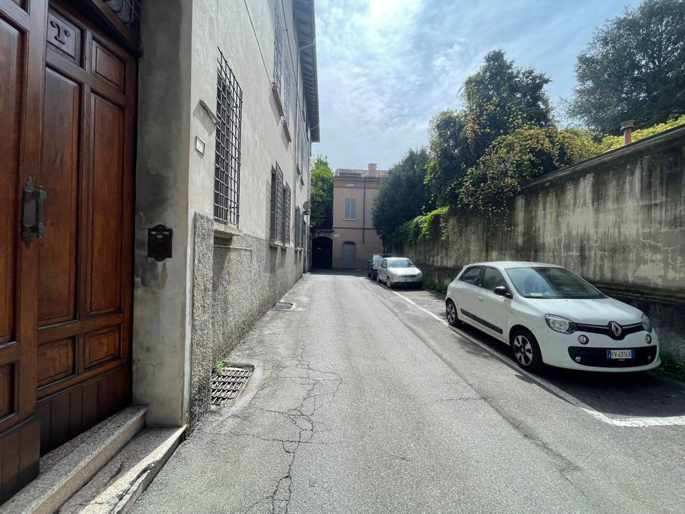 Nel centro storico di Reggio Emilia proponiamo in affitto appartamento di circa 100 mq al piano rialzato in contesto molto tranquillo e di pregio. L' 