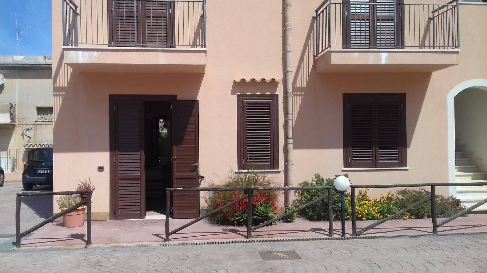 Studio immobiliare Rita , propone a Castelluzzo appartamento di 70 mq ,posto al piano terra all'interno di un residence. è composto da cucina 