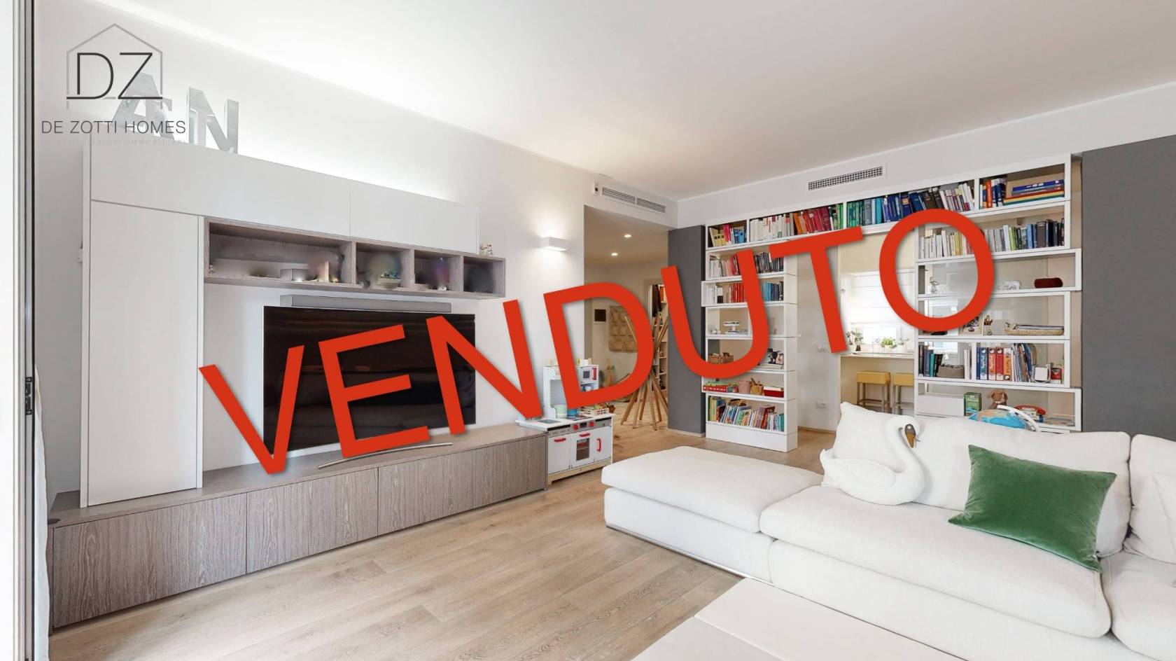 VENDUTO - Via Imbriani 15, proponiamo in vendita un appartamento finemente ristrutturato di circa 159 mq. L'appartamento si compone da ingresso, 