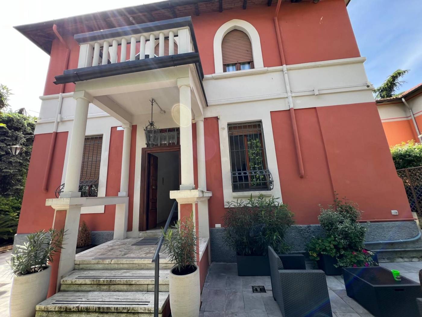 Milano - Via Budua 3, con accesso privato, proponiamo in vendita Villa Singola Unifamiliare con giardino privato. La villa si compone da piano 