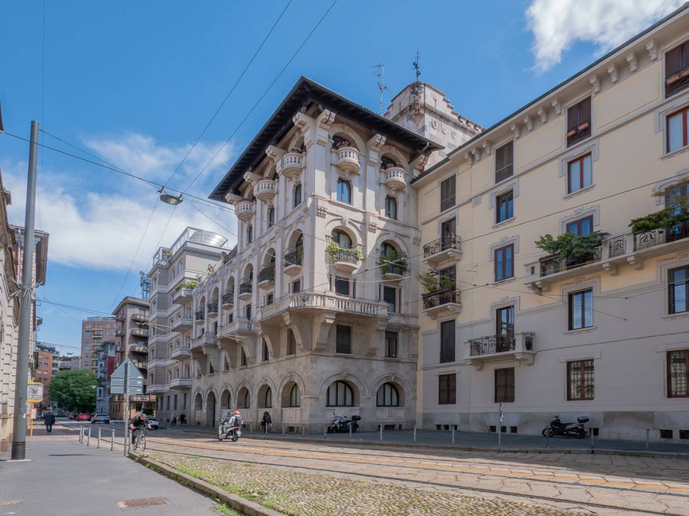 Si vende in via La Marmora , in splendido palazzo epoca , silenzioso appartamento con grande terrazzo coperto composto da ingresso , soggiorno, 