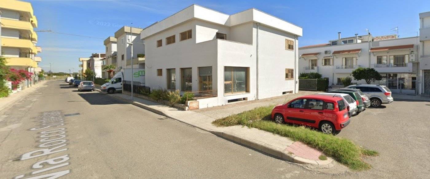 Locale Commerciale in Vendita a Marina di Nova Siri, situato in Via Rocco Scotellaro. Questo locale è un corpo unico con una superficie di 240 mq e 
