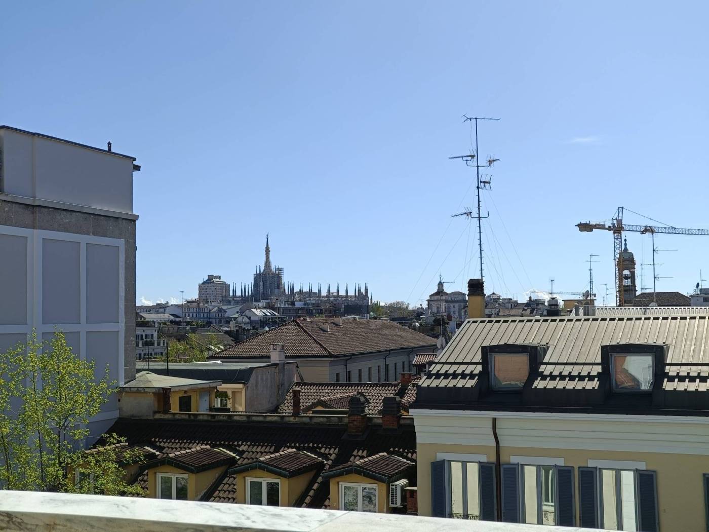 Ci troviamo in zona centralissima tra Corso Venezia, Piazza Cavour e il Quadrilatero della moda. Attico e Super Attico di circa 262 mq su due livelli,
