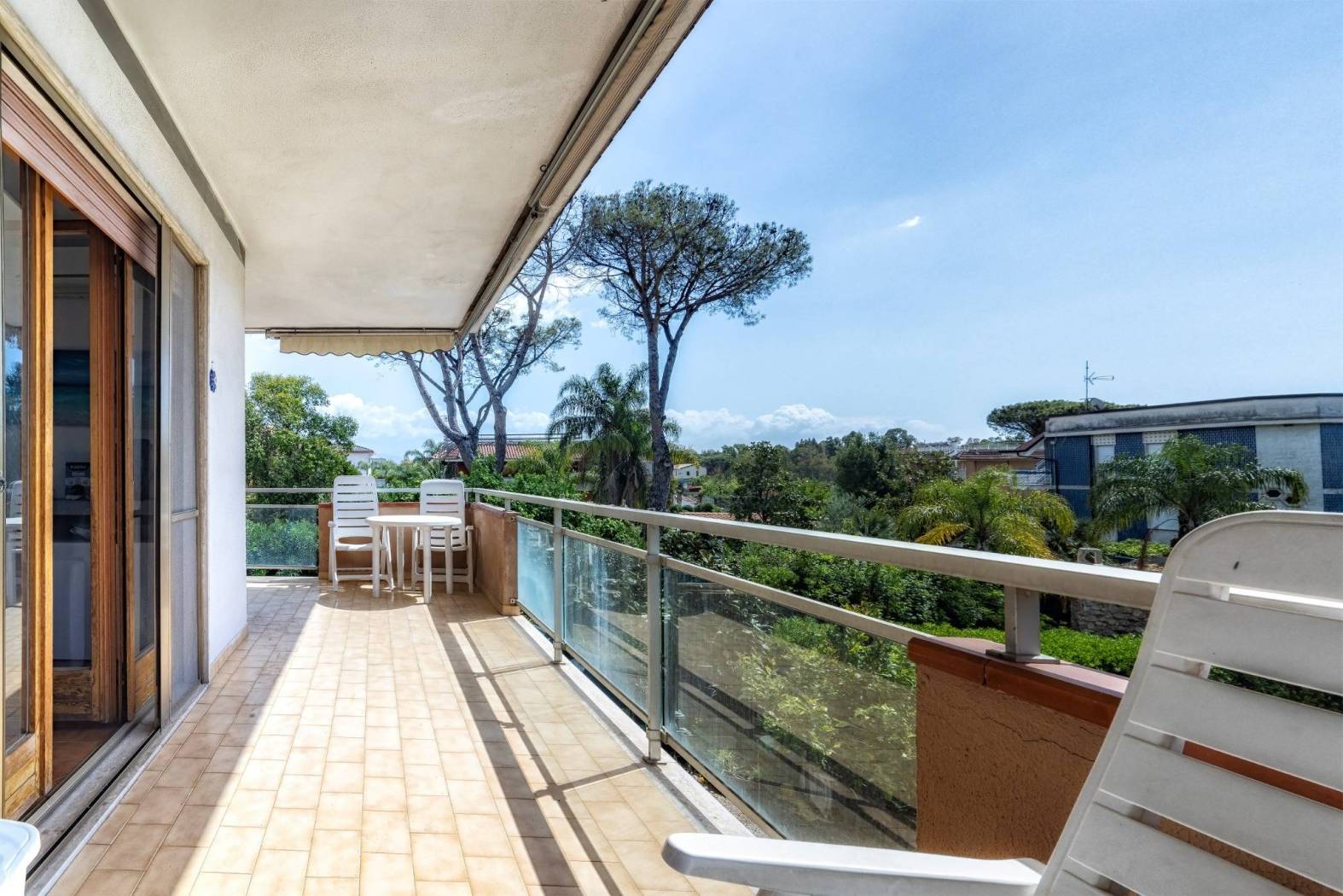 Proponiamo in vendita esclusiva a Formia, Via Giovenale, trilocale composto da zona giorno con cucina a vista ed ampia balconata terrazzata, camera 